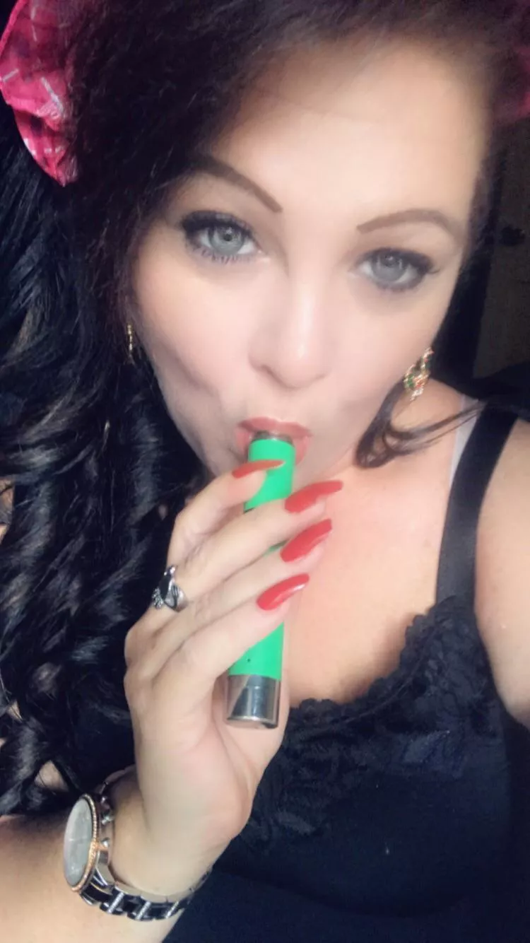 Happy Saturday peeps. I’m gonna spend the day in the kitchen, baking and making some edibles. So a sativa is gonna help me along. 😉💚💨💋 posted by OceanEyez00