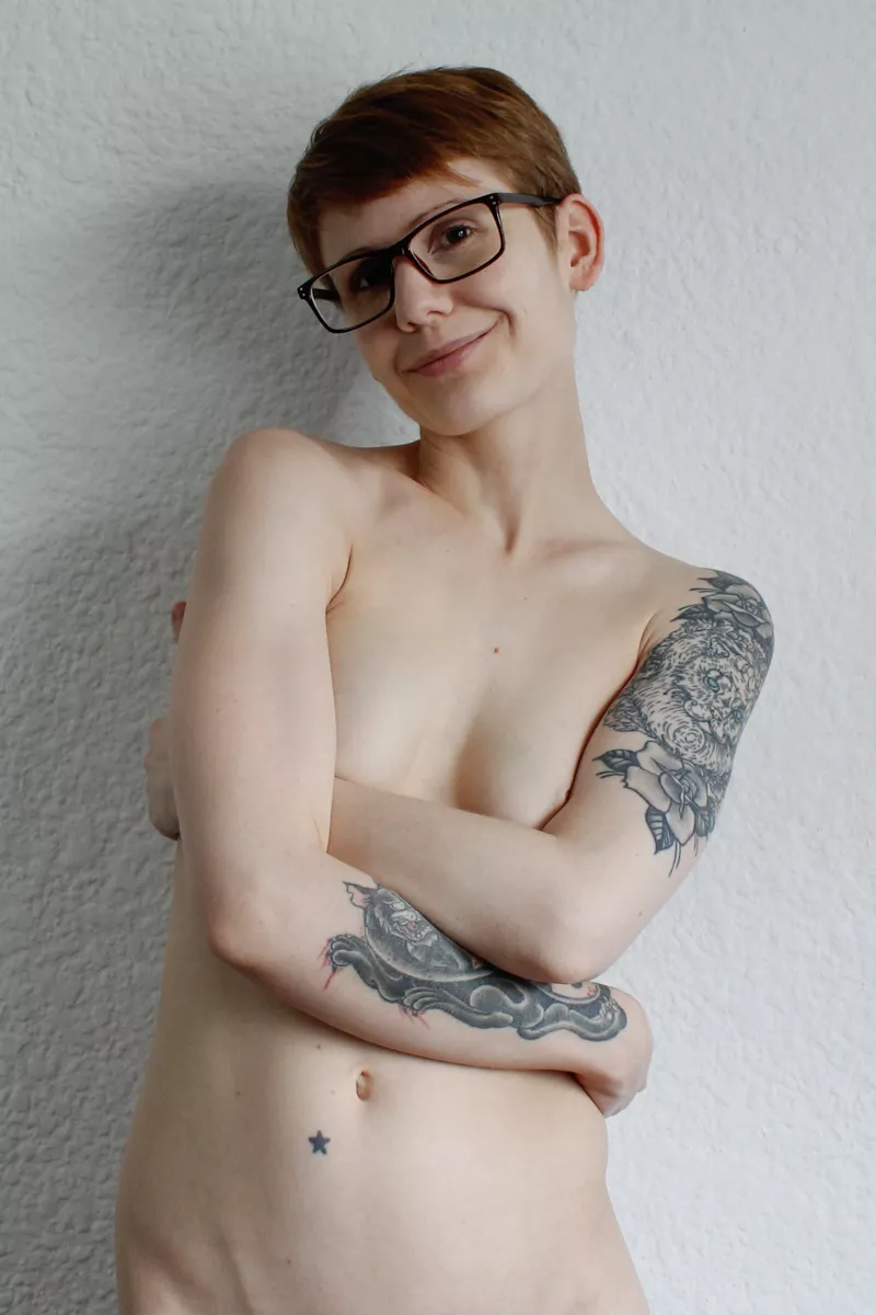 Happy Tuesday (carefully cropped) Nudes Day! ^^ posted by stretchykitten