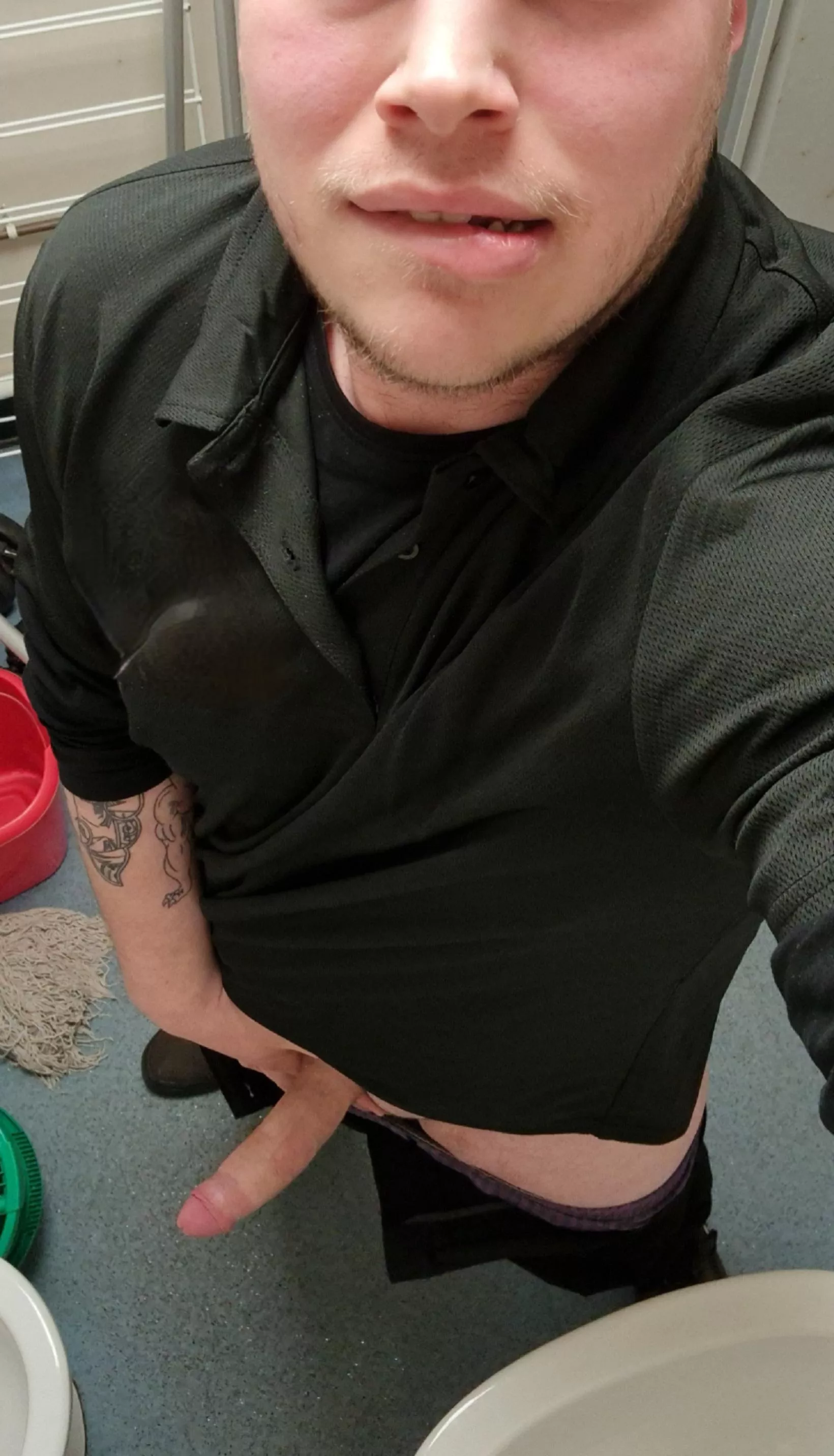 Happy valentines from my work toilet who's joining me ðŸ˜˜ [M29] posted by MrRando92