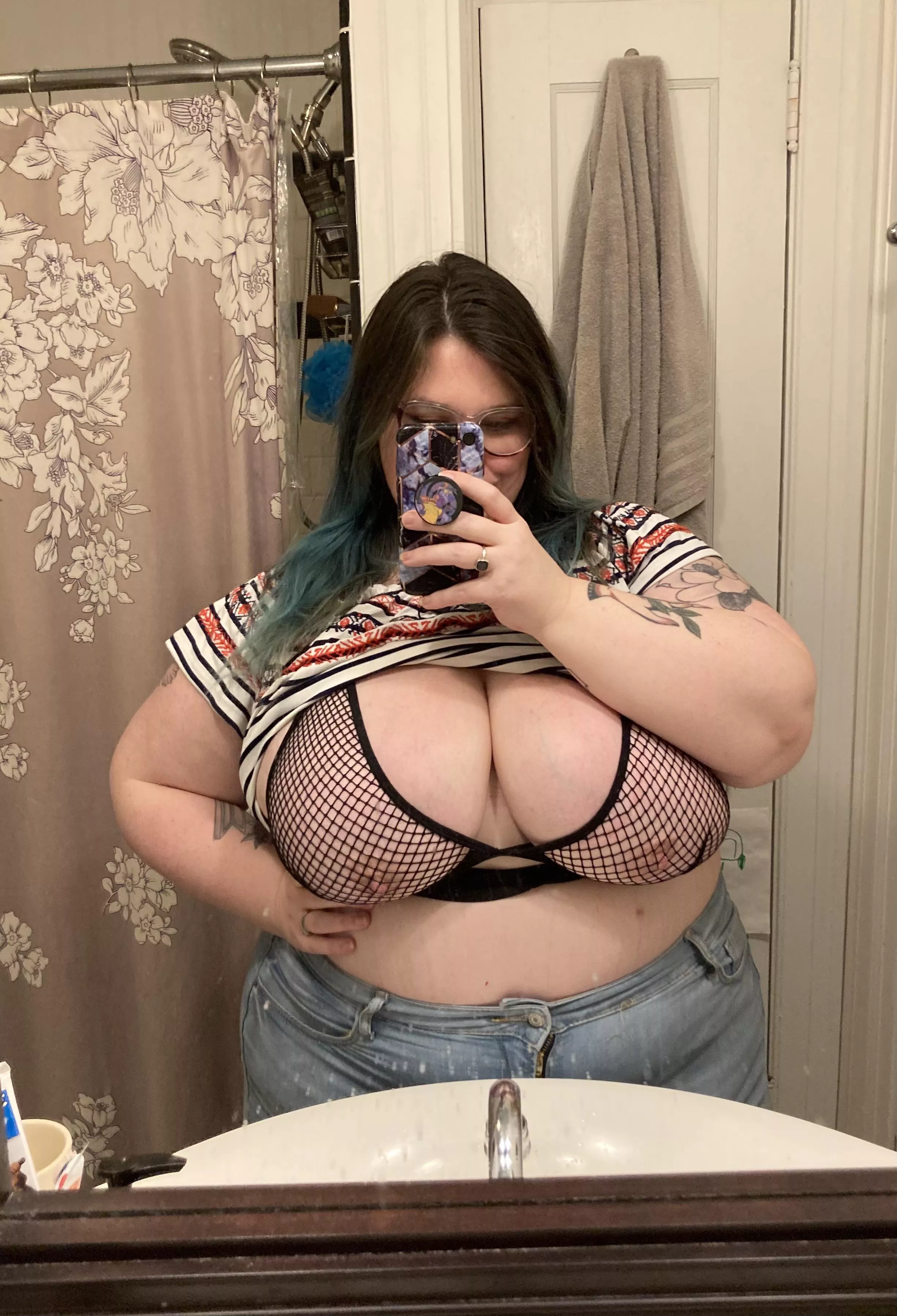 Happy weekend from this chubby alt girl ðŸ’™ posted by yourperfectbipet