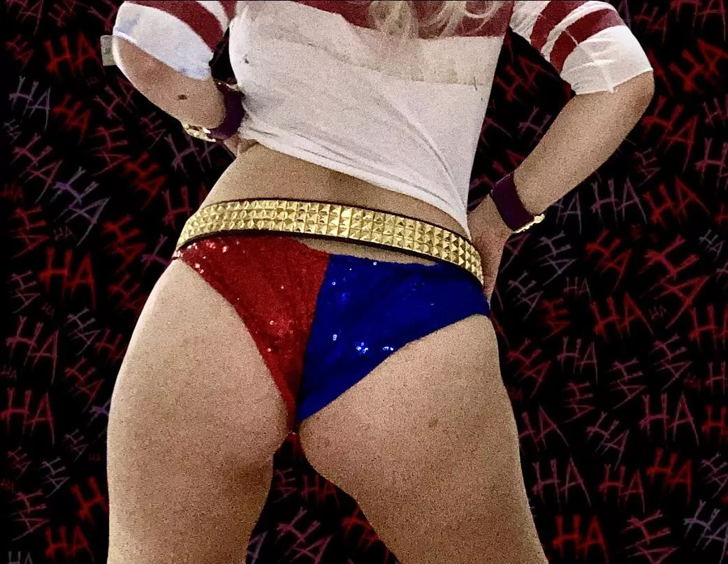 Harley Quinn’s shorts are too short [f] posted by wildcardharley13