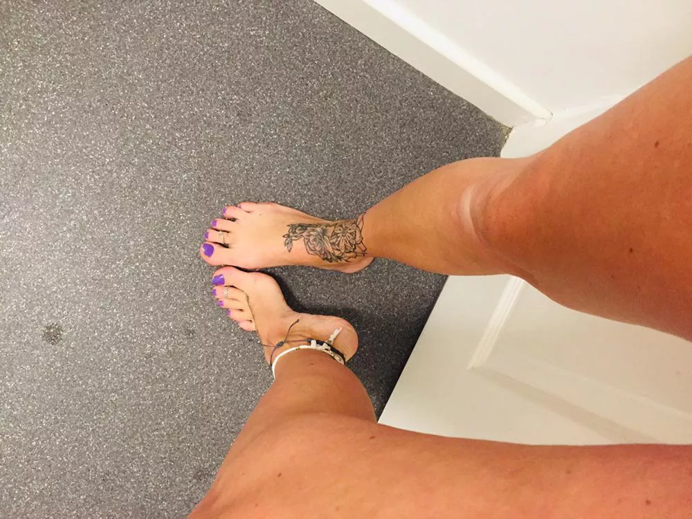 Have a wonderful day Feet Lovers 🙏💜❤️❤️ posted by kokkina_aphrodit