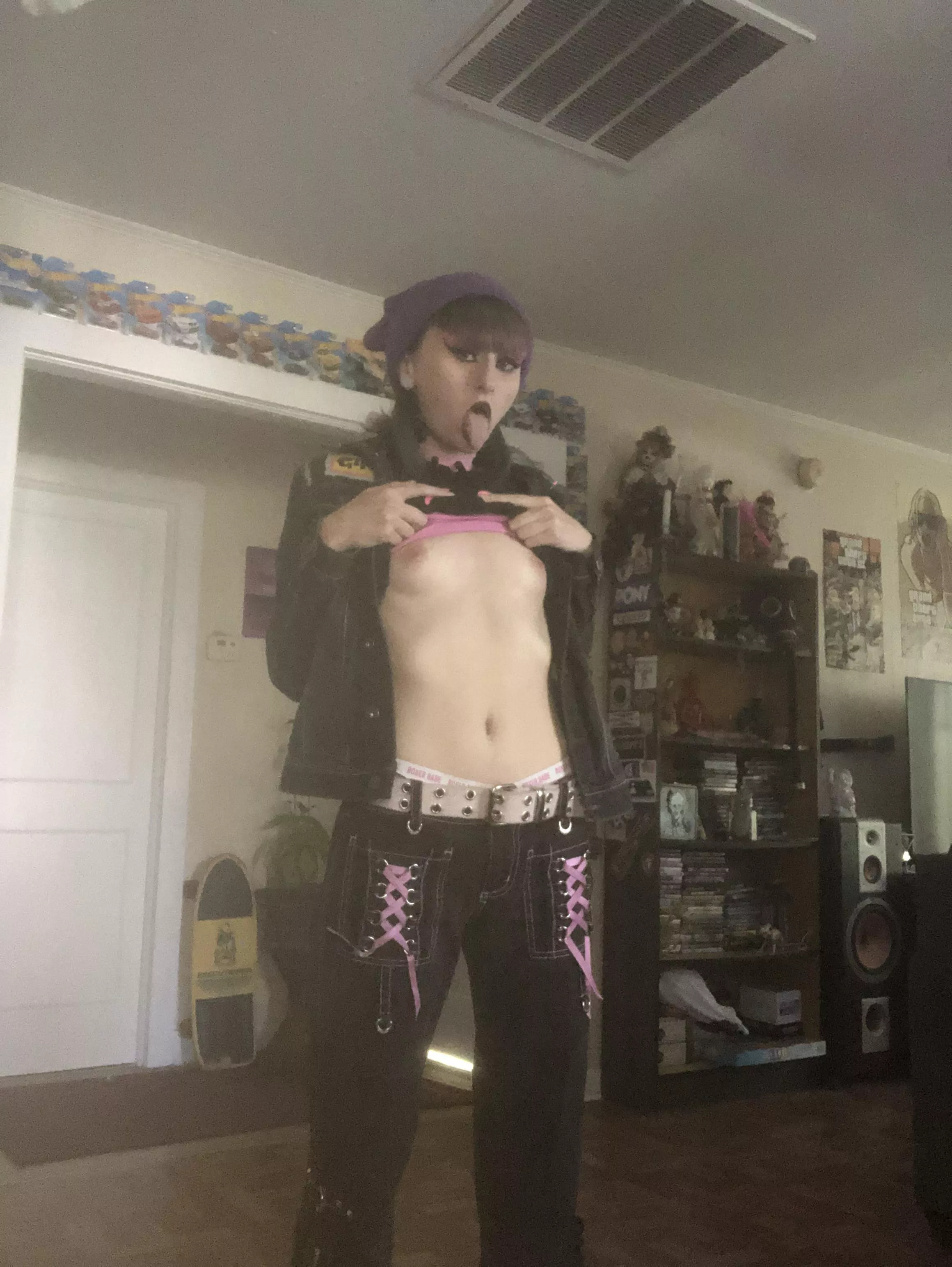 Have you ever fucked an alt girl? Let me be your first? posted by gloomybabyy