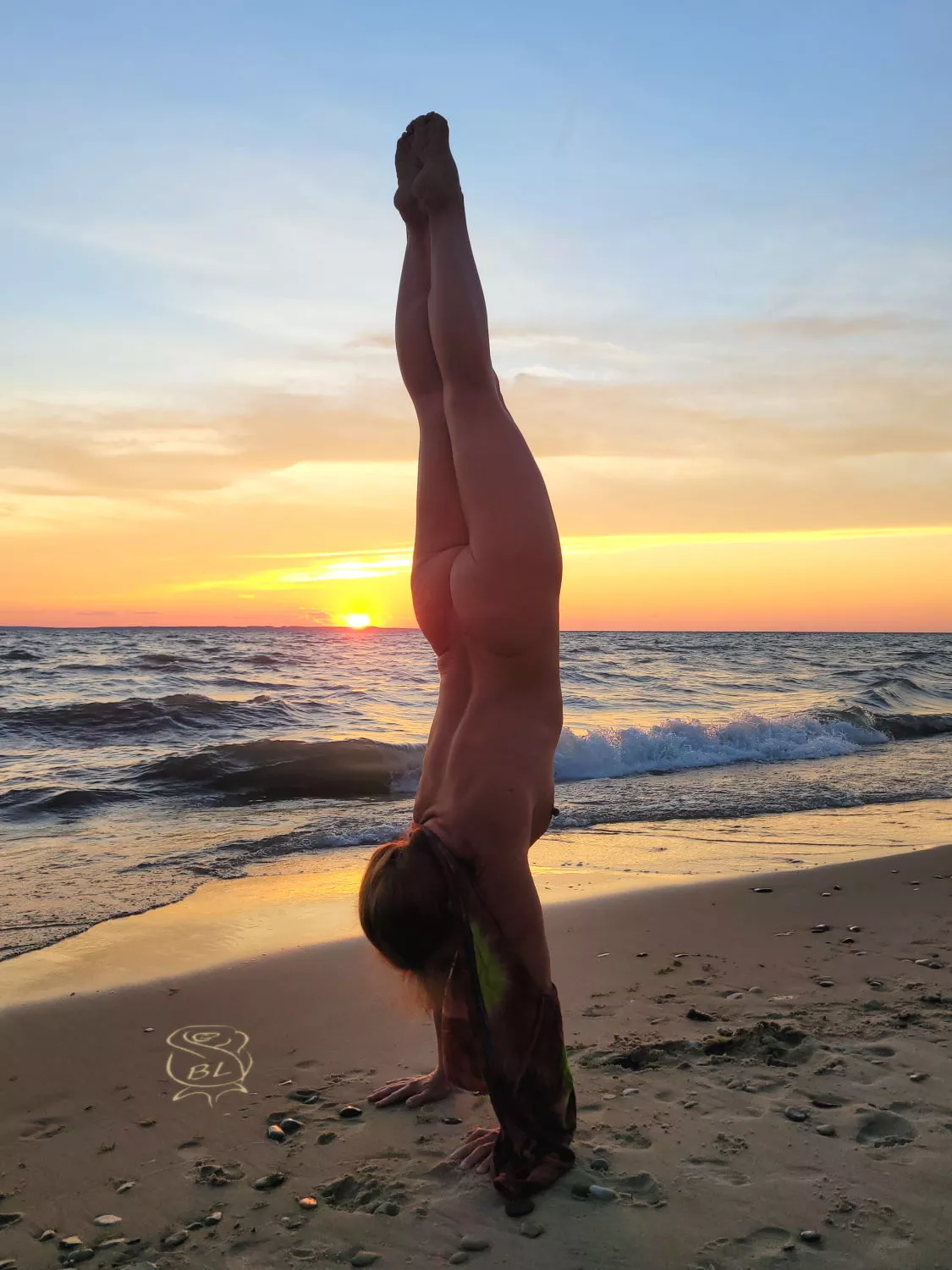 Heavenly Handstand posted by BareLeiaRose