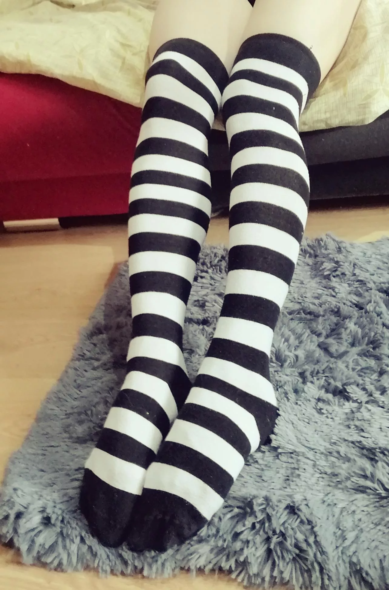 Hehe I'm rly obsessed with black and white stripes on my legs ^^ posted by Ushiyashi