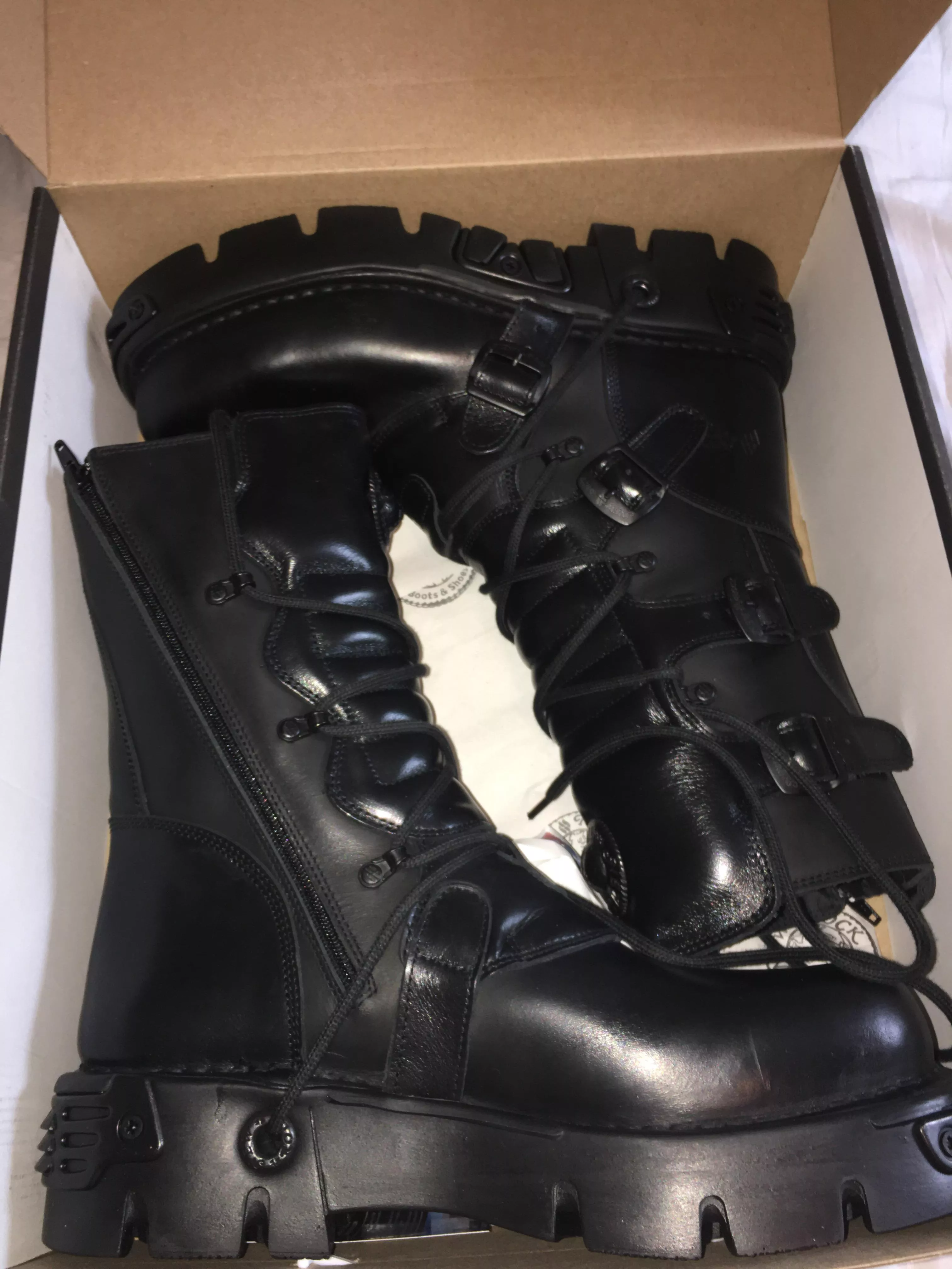 Hello my fellow humans who also enjoy the simple pleasure of good boots, these are my favourites, the newrock’s nomada black! posted by unknown-user6699