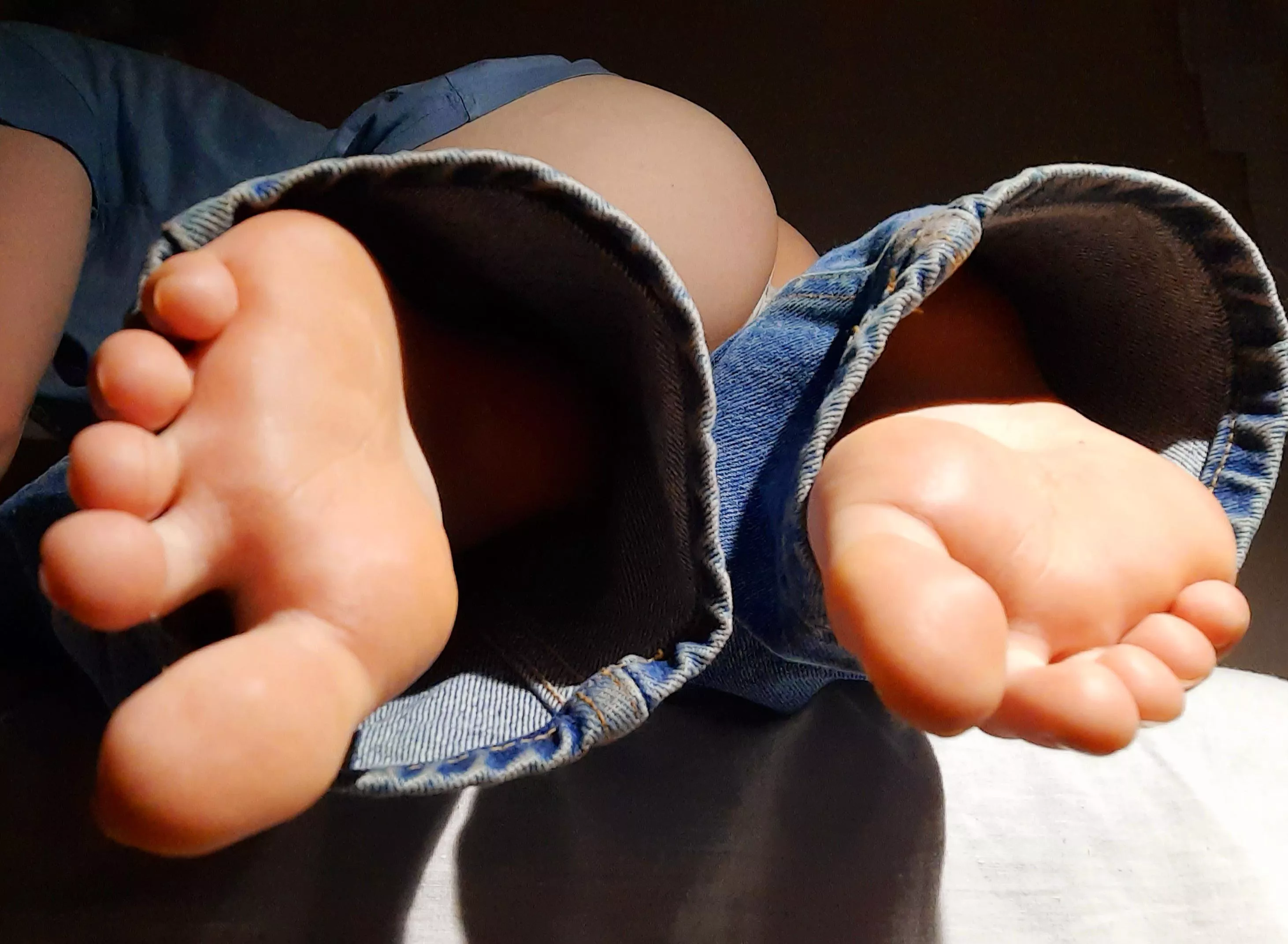 Here to make you lose NNN with my denim soles 😏 Day eleven, toes close up, but with a sneaky butt shot 🧡 posted by EsteriFicational