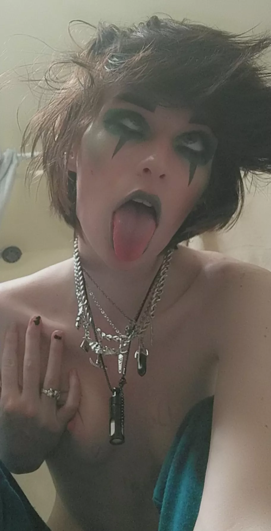 Here's a cute clown ahegao look from yesterday <3 posted by feetiecutie