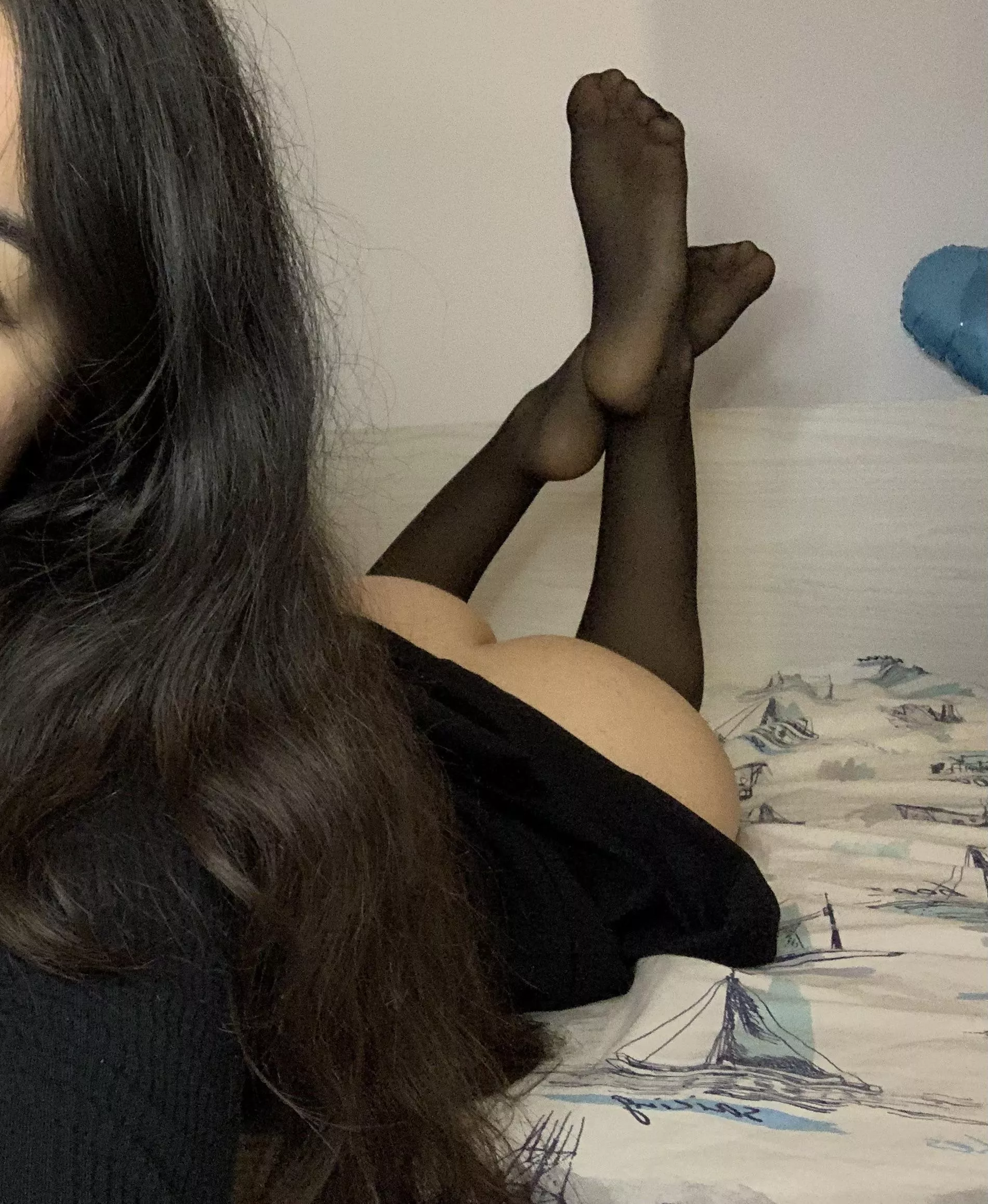 hey babies, do you think i d look better without my tights? would you like to take it off? 🤭 posted by Queen-T02