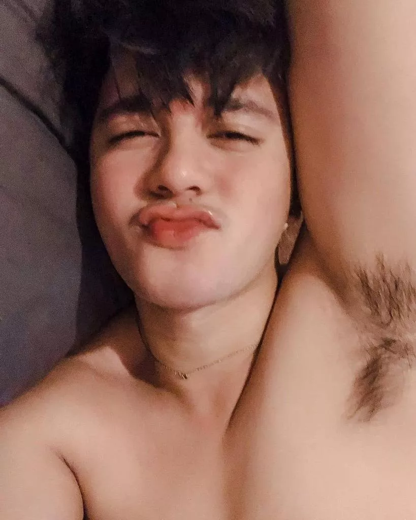 Hey! Do you want a kiss or you want to sniff? Kinda musky here. Should i shower or nah? posted by micojerome