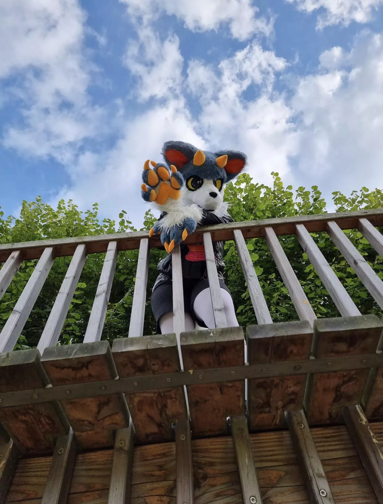 Heyo, didn’t see you down there! posted by snowdowo