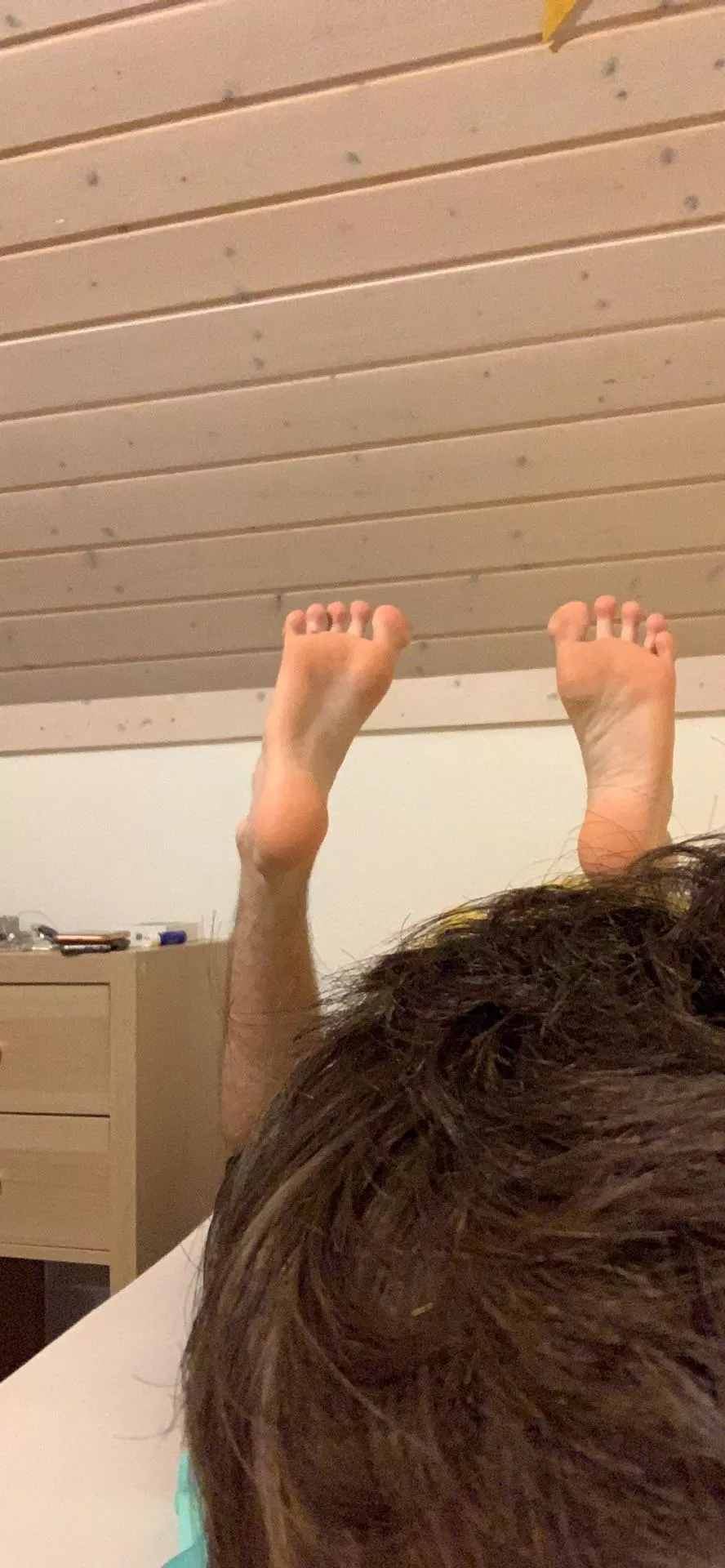 Heyy I’m bi, a footballer and I would like to have fun w someone that likes my feet. Pm me if u are interested Im open for any wild things😏 posted by Philipkae7