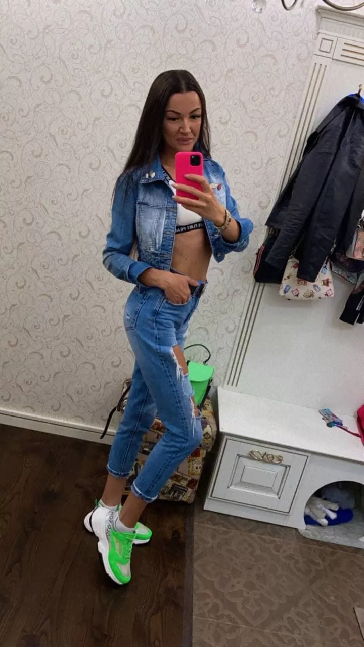 Hi! How do you like the color of sneakers with jeans?⭐️ posted by Russiafeet