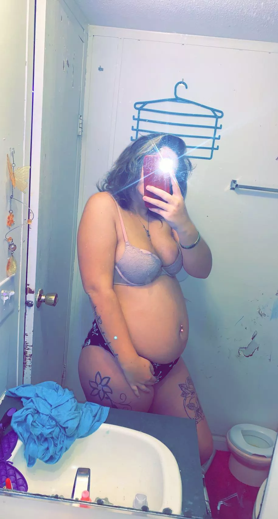 Hi I’m currently 23 weeks pregnant, I have my nipples and belly pierced. Message me for more😉 posted by Lxwkeybeauty