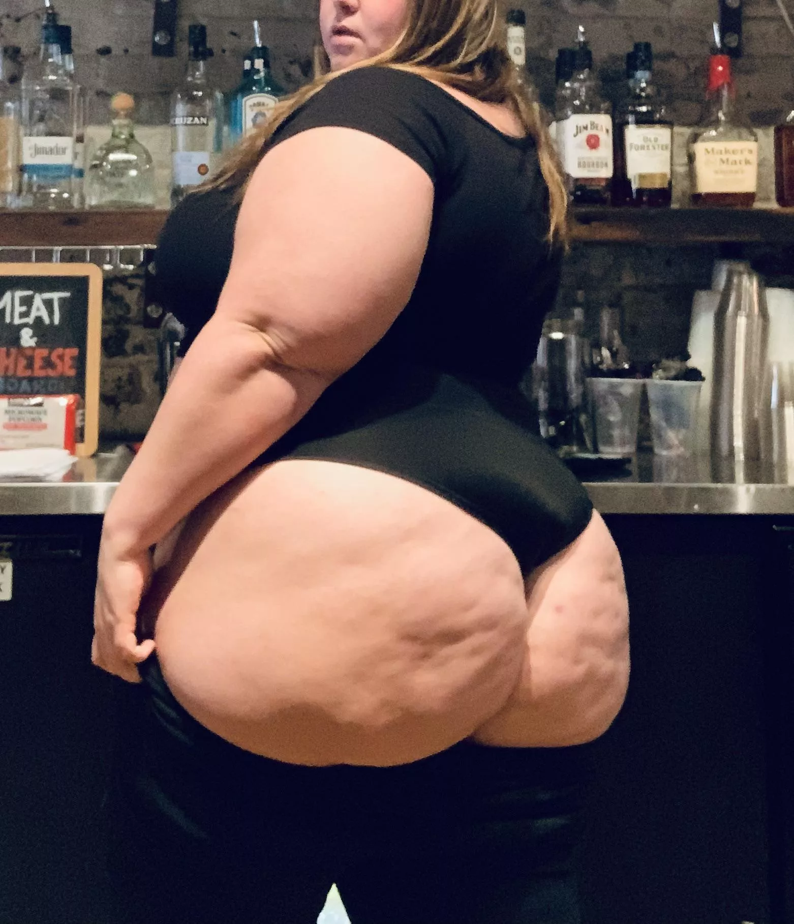 Hi I’m HoneyPotts, I’ll be your bartender for the evening posted by misshoneypottsOF