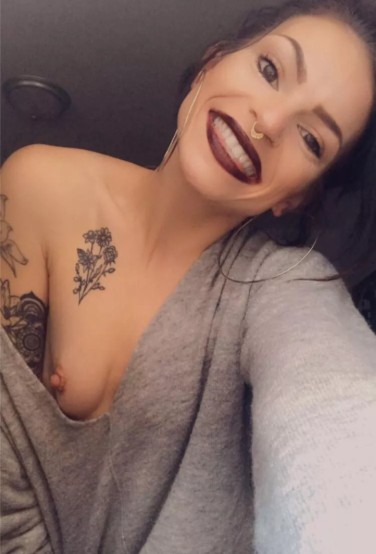 Hi I’m Nadia! Come check out my fresh, unique content 🖤🔥 posted by NadiaZaneFoxx