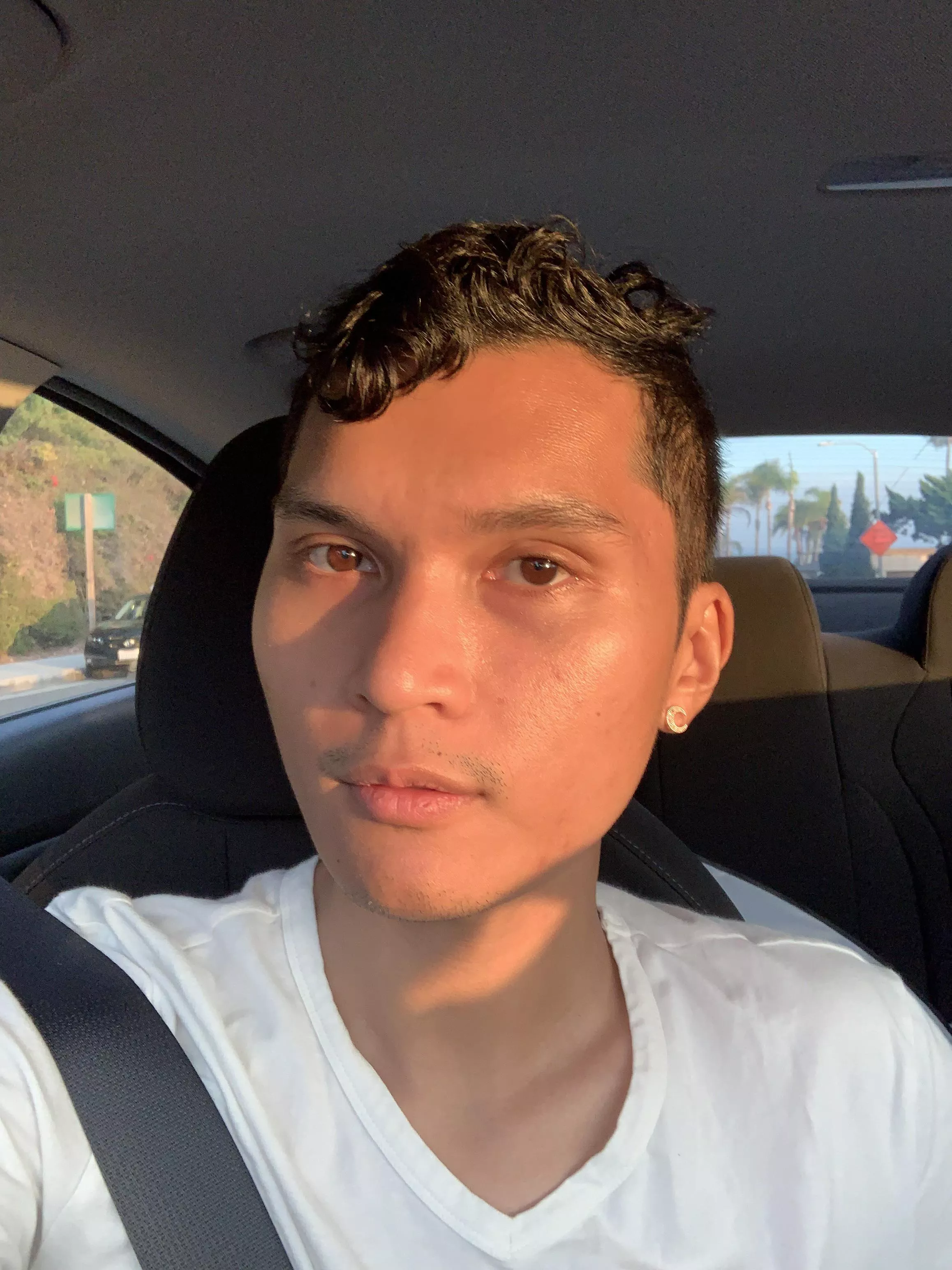 Hi! When the sun hits your skin nicely ☺️. Happy hump day gaymers!✨ posted by starshooter9