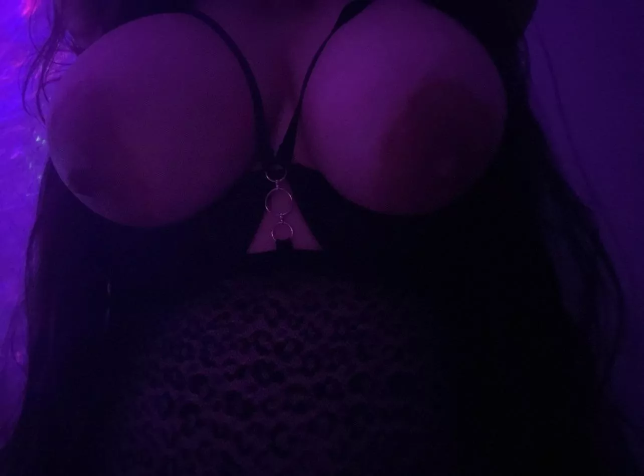 Hold on tight while I ride & bounce on your hard cock 😜 posted by kikithebbw_xo