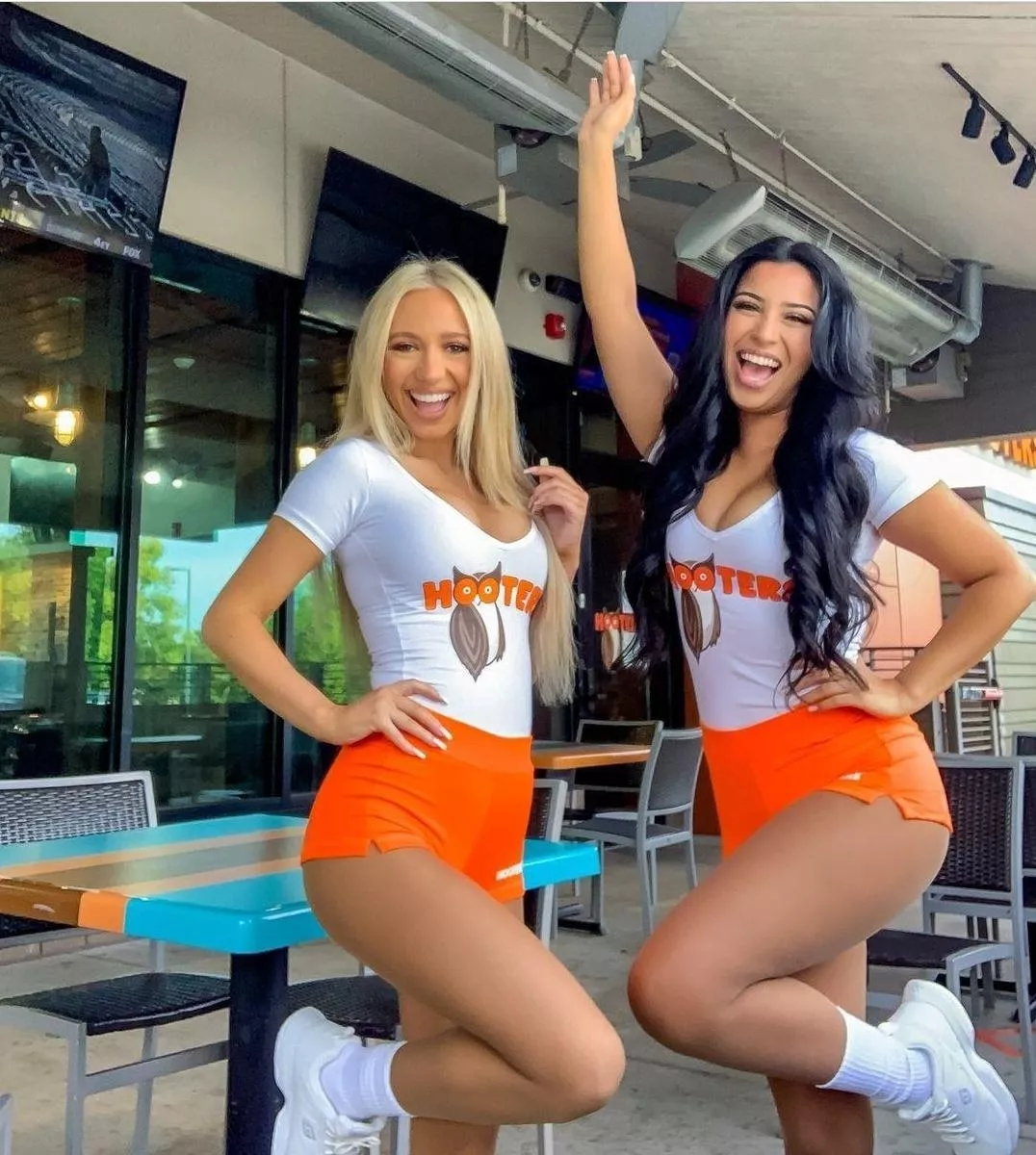 Hooters whores showing off which do you teach a lesson? posted by Iw2kgtnrbw