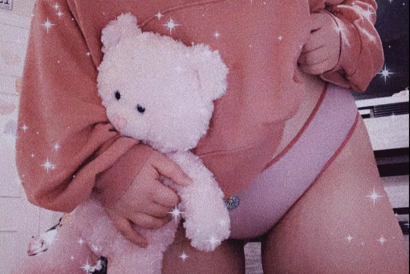 hope everyone enjoys this pic of me and my stuffie, her name is bubs 🥰 posted by samimau