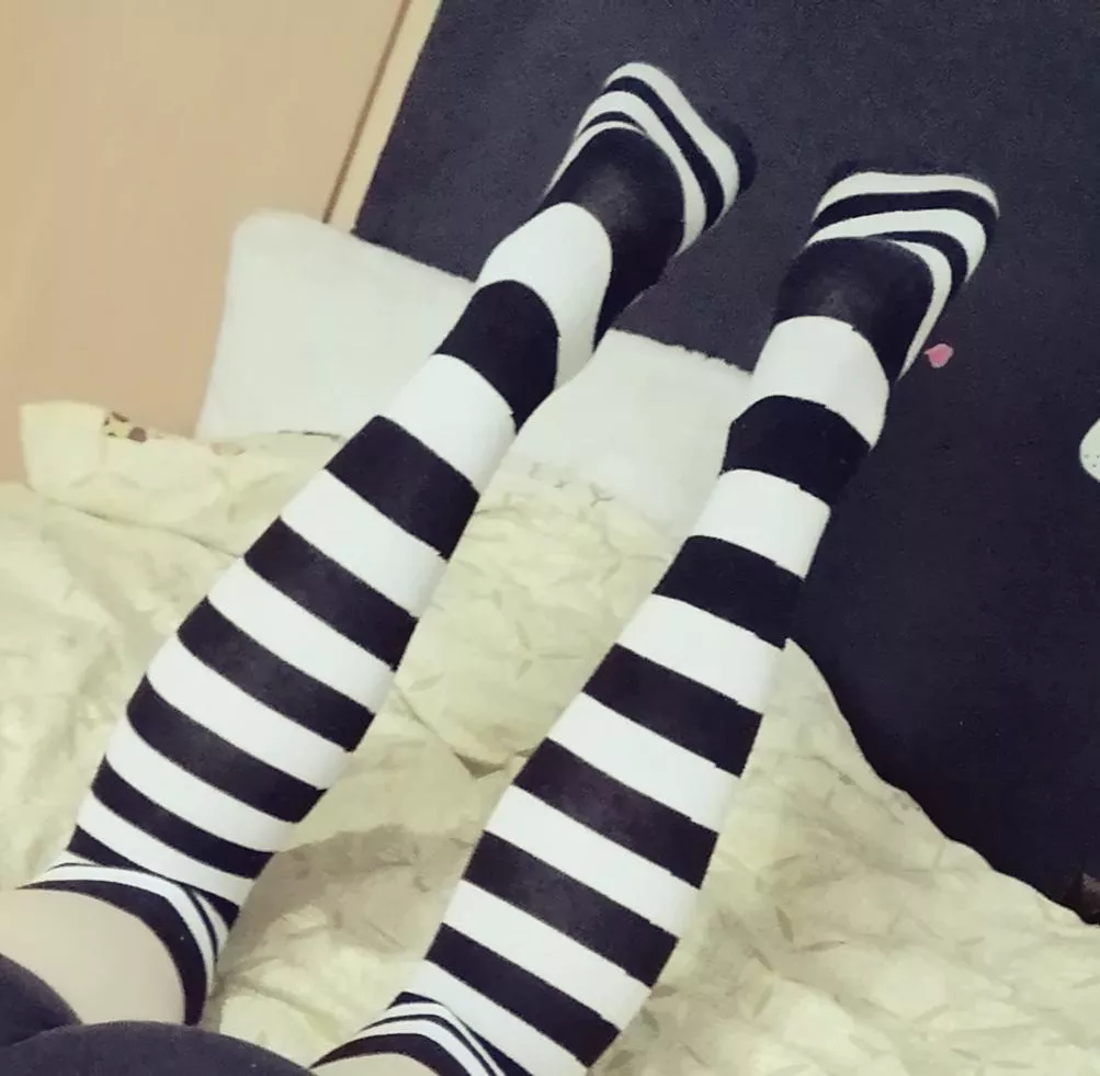 Hope you aren't bored with my black white socks ;3 posted by Ushiyashi