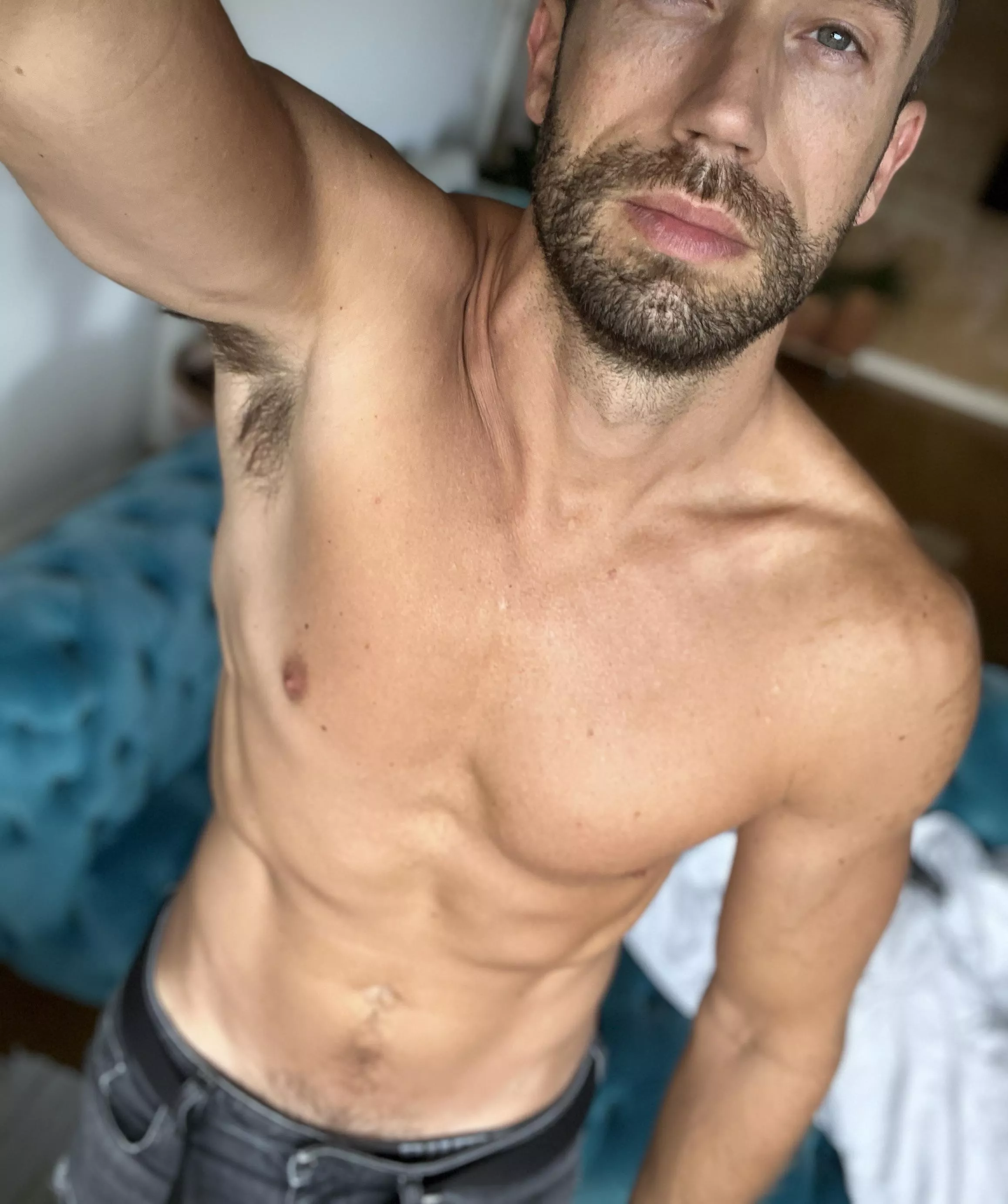 horny as fuck 🐷... anyone into smelly armpits? posted by DennisXL