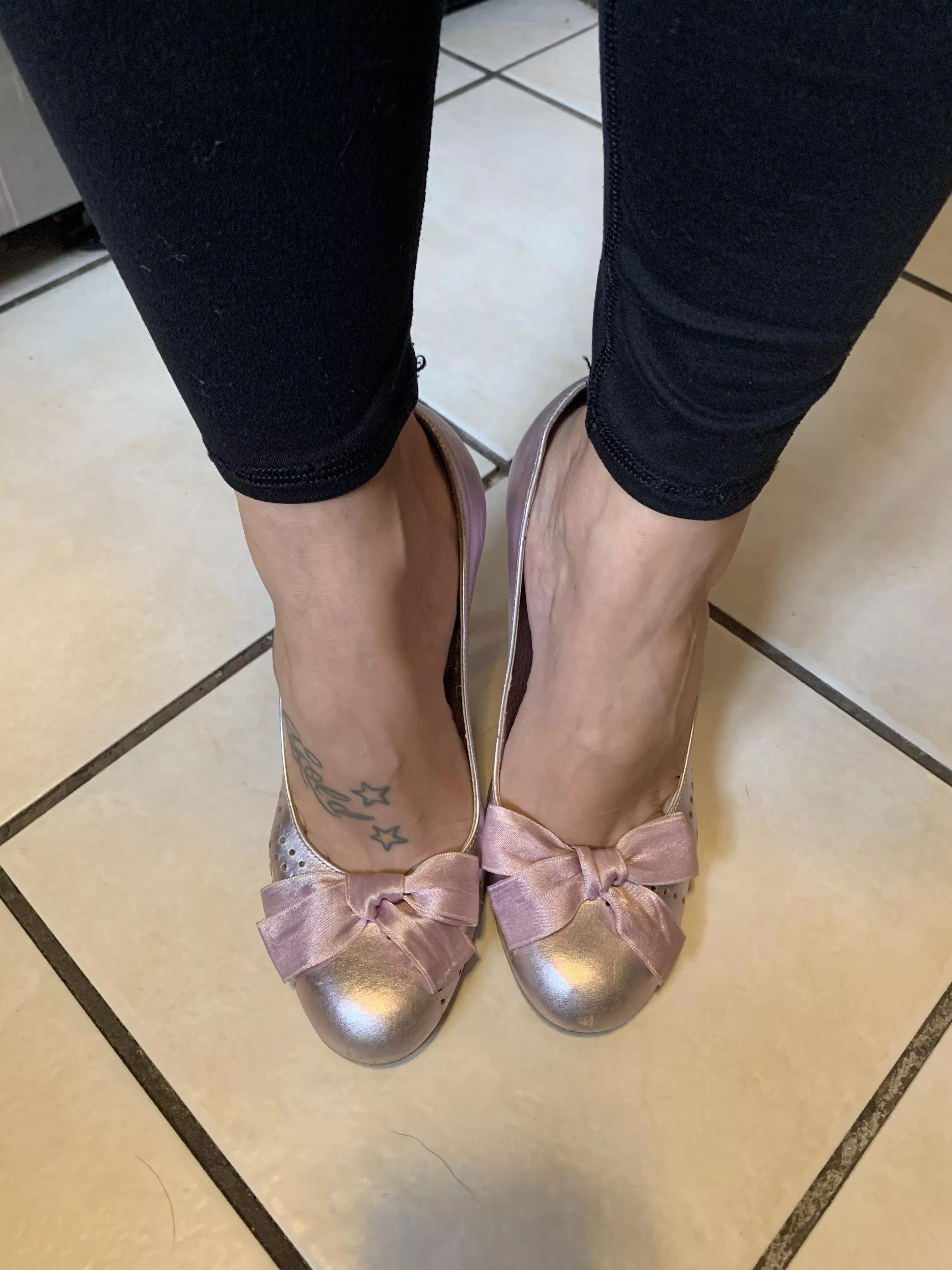 How do you feel about today’s shoe choice? 🎀 33, size 6 💕 posted by DadStash