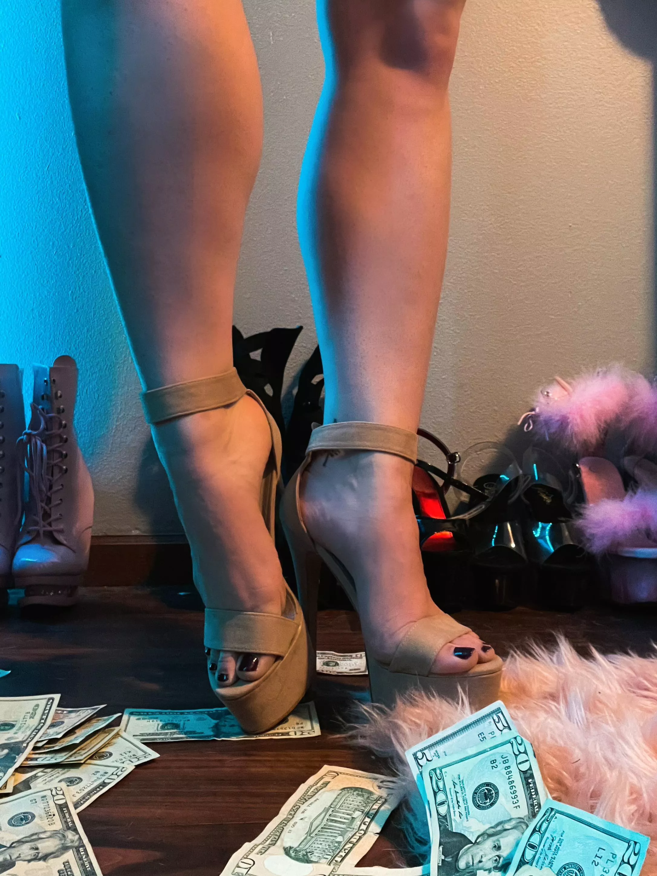 How do you like my dancer’s calves in these heels? 😌 posted by ariellegoddesss