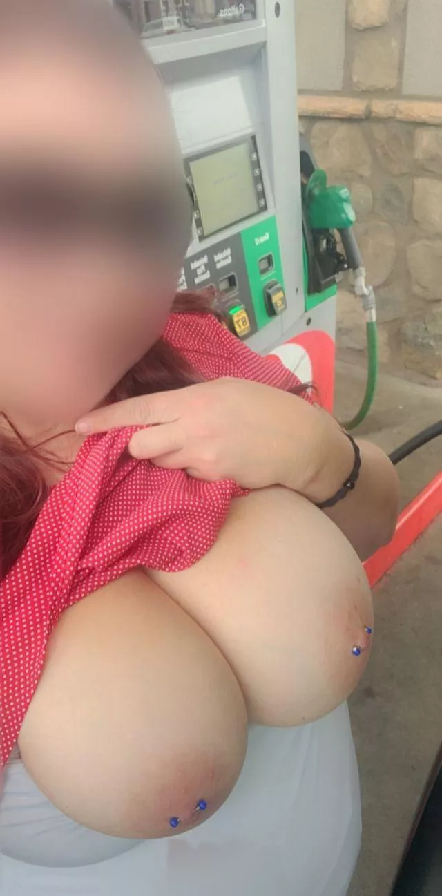 How milfs pump gas! ðŸ”¥ðŸ’ posted by TJTitan9