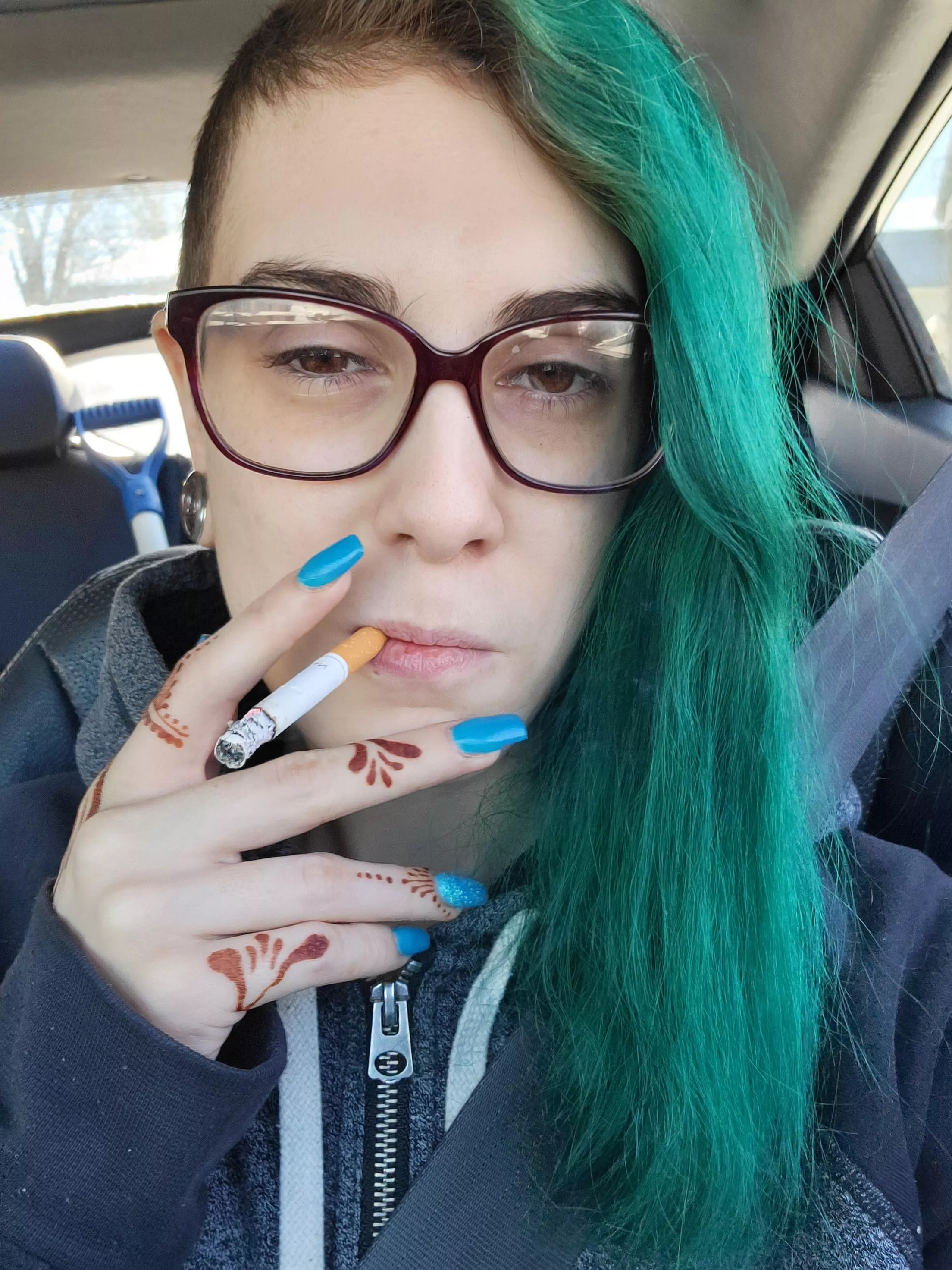 How's everyone doing today? First smoke of the day because I was too toasty in bed to go outside! 🤗 posted by Kinkylittlehippy