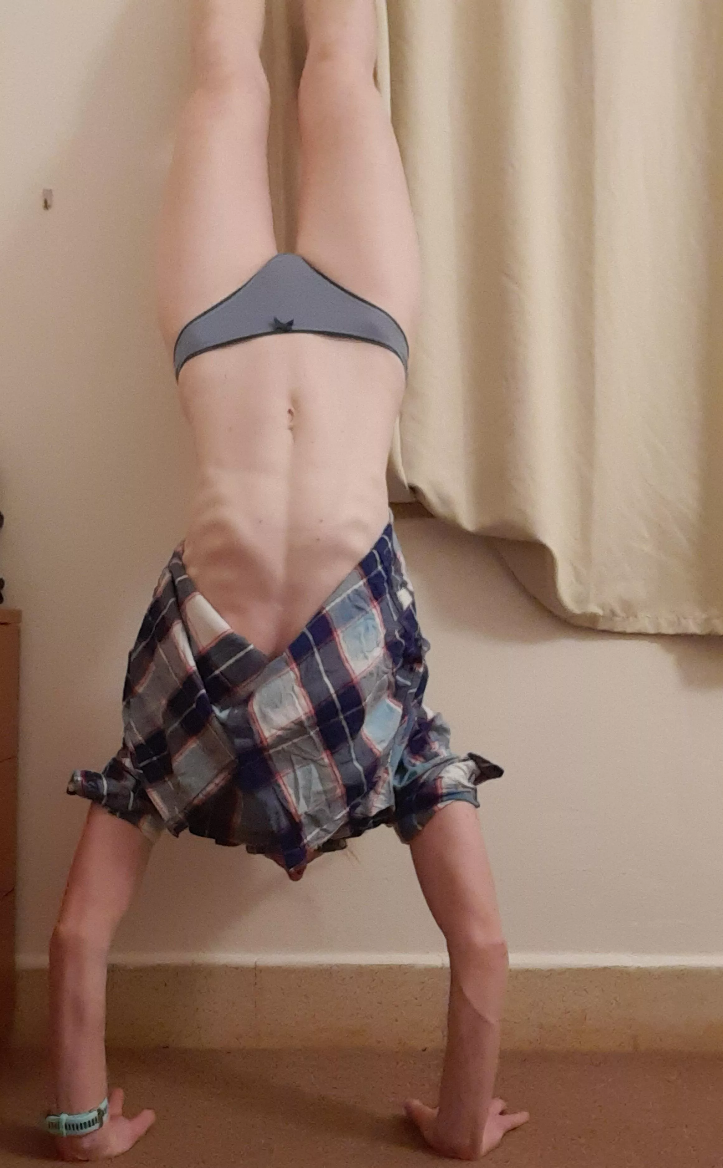 How's my handstand technique? [f] [36] posted by SecretRunMilf