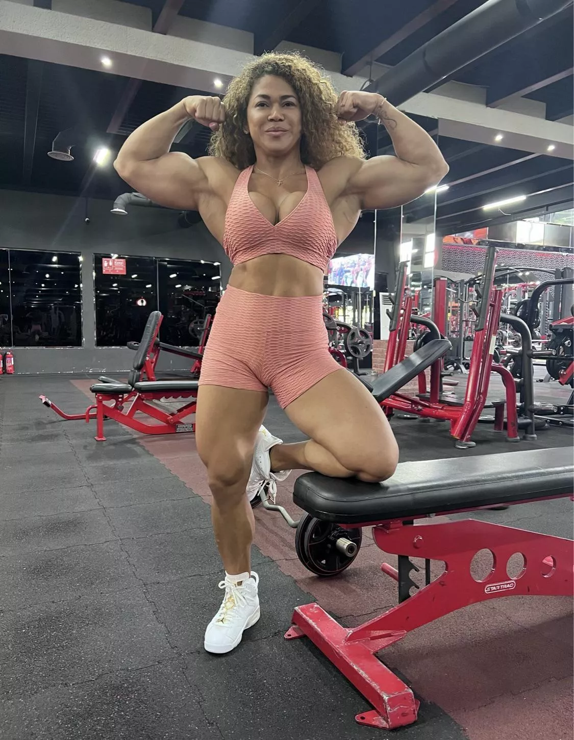 Huge muscles and a pretty face posted by amymuscle