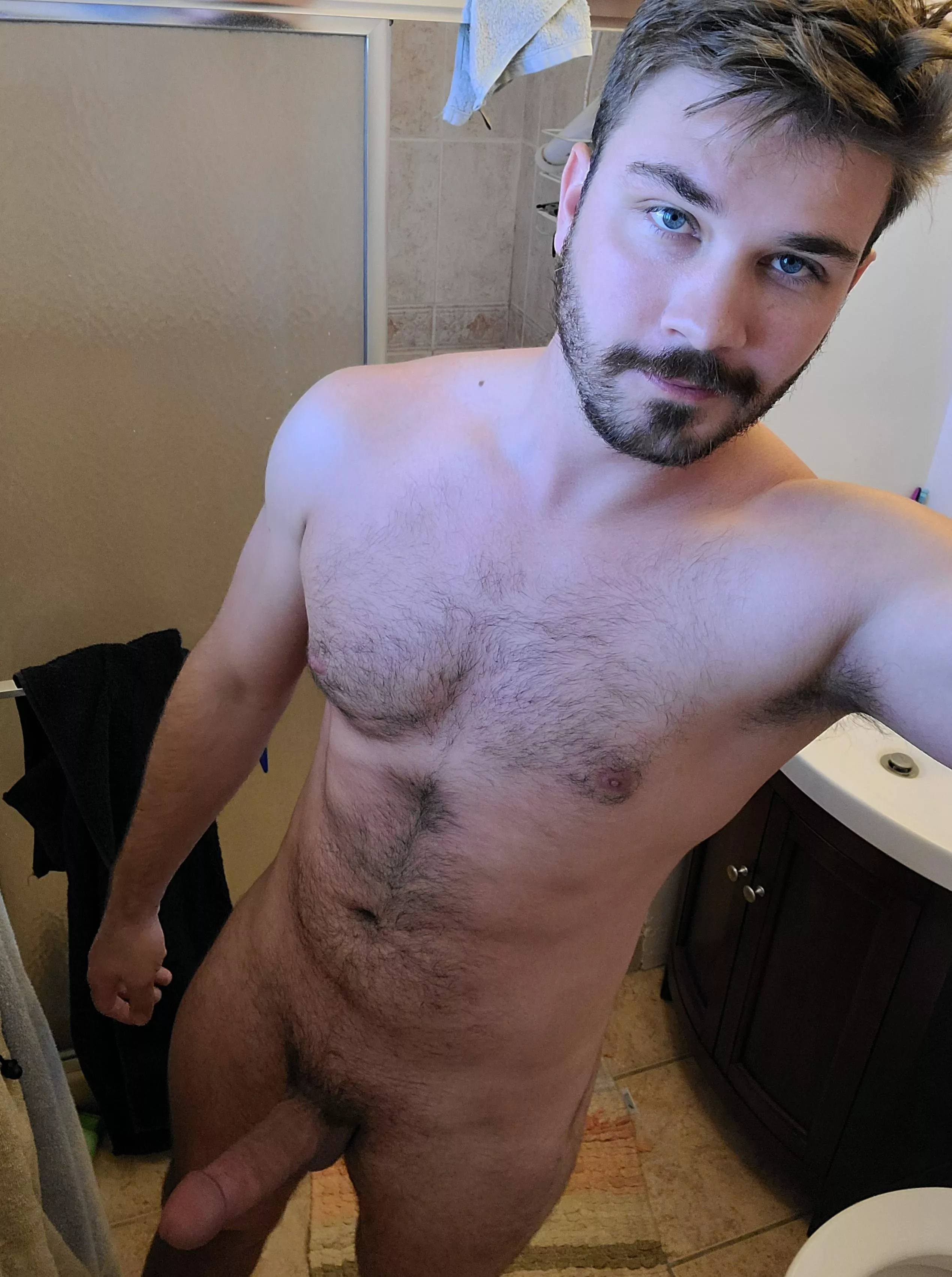 Hung ✅️ Hunky ✅️ Hairy ✅️ posted by decherd