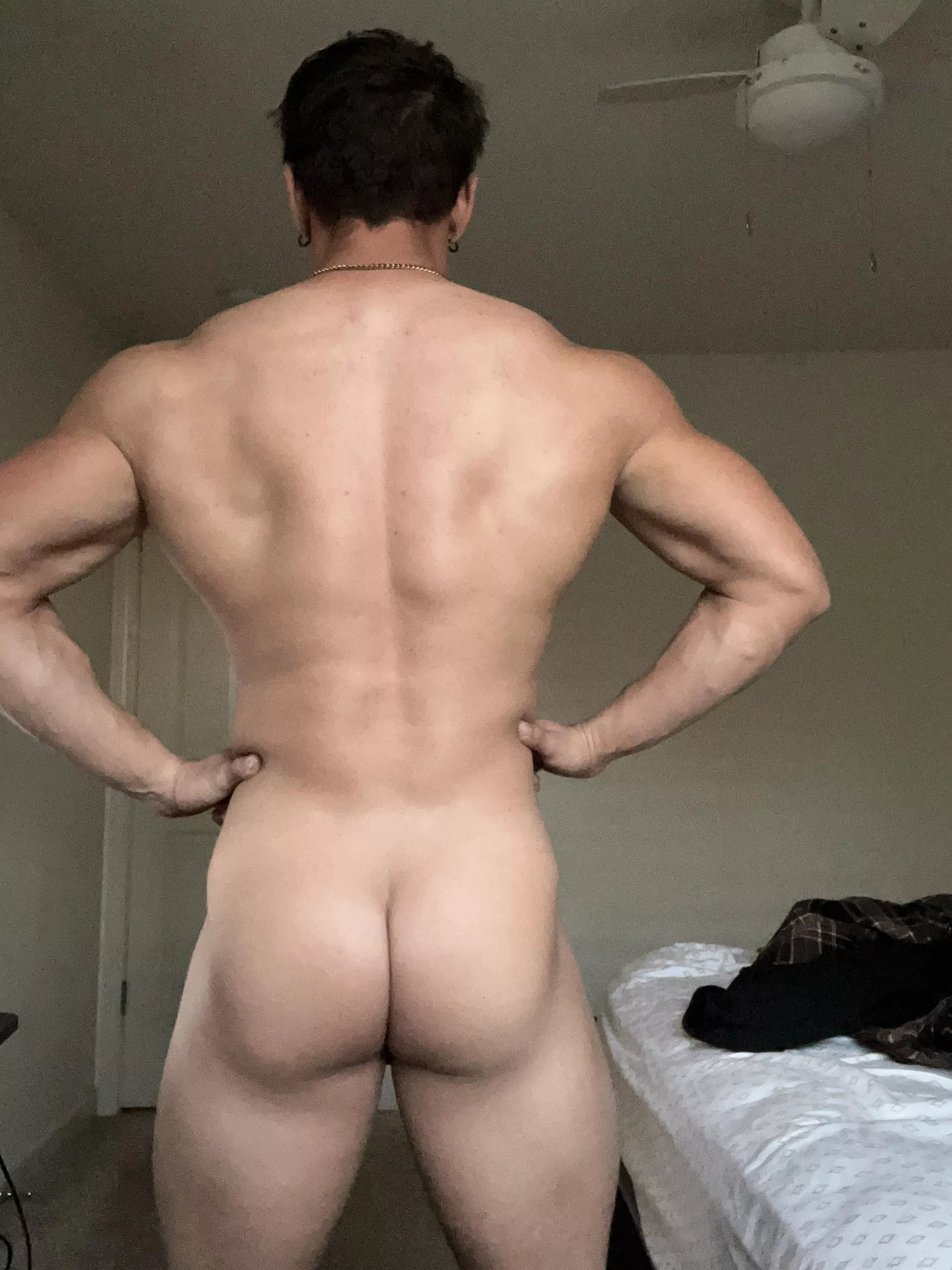 Hunk from behind 💪🏻😘 posted by Throwaway2205788