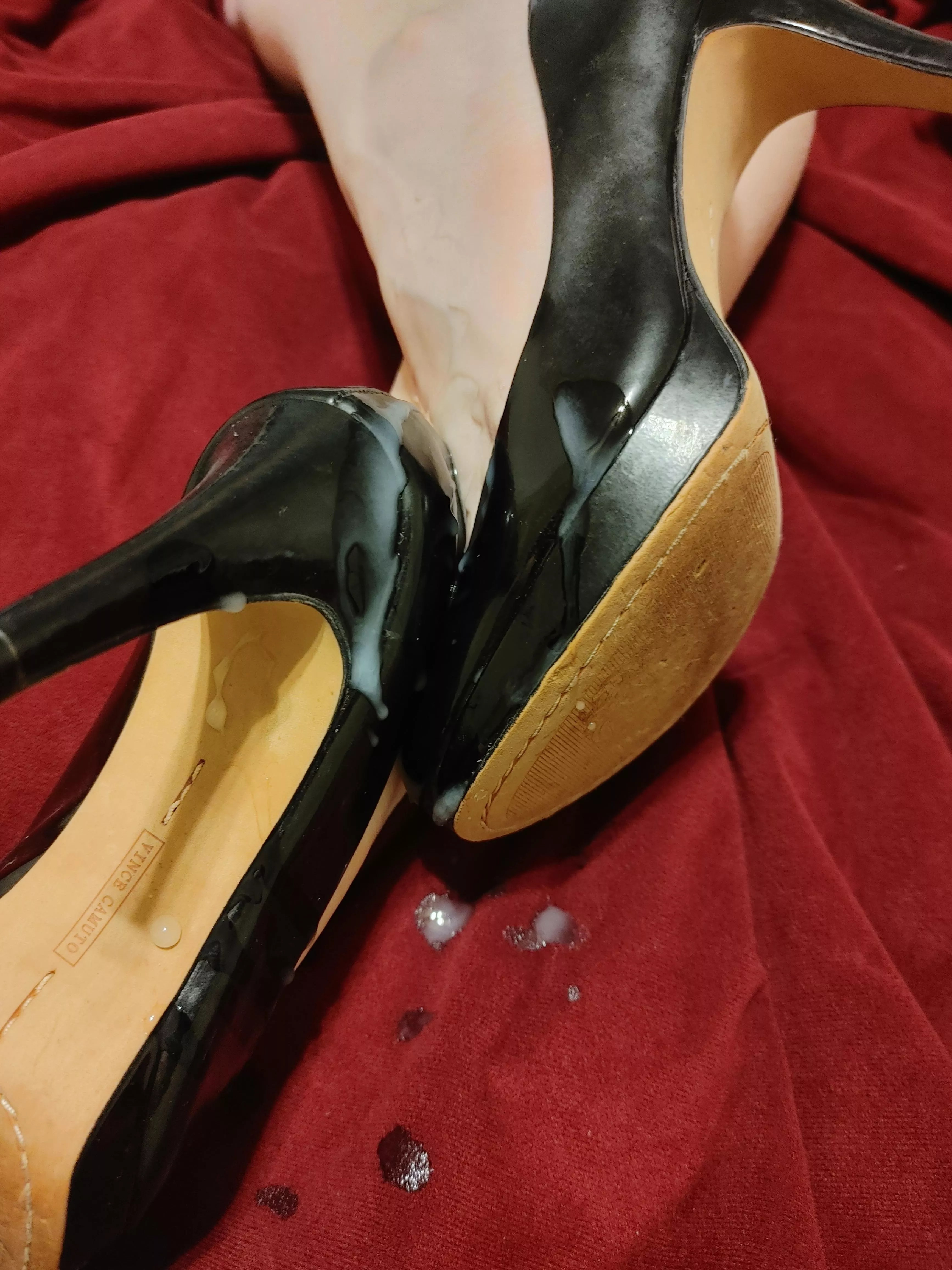 I always enjoy getting a fresh load of cum on my high heels posted by leftittochance