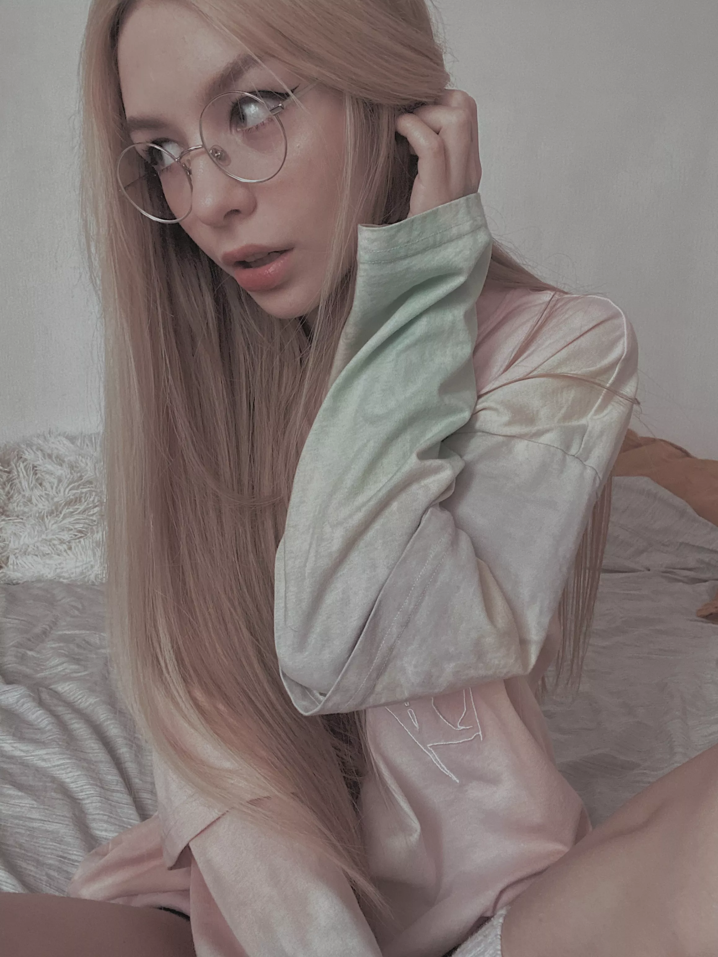 I am live 🥰NOW!🥰 Come Join me! Link below👇 or on reddit Profile! posted by Shelyair