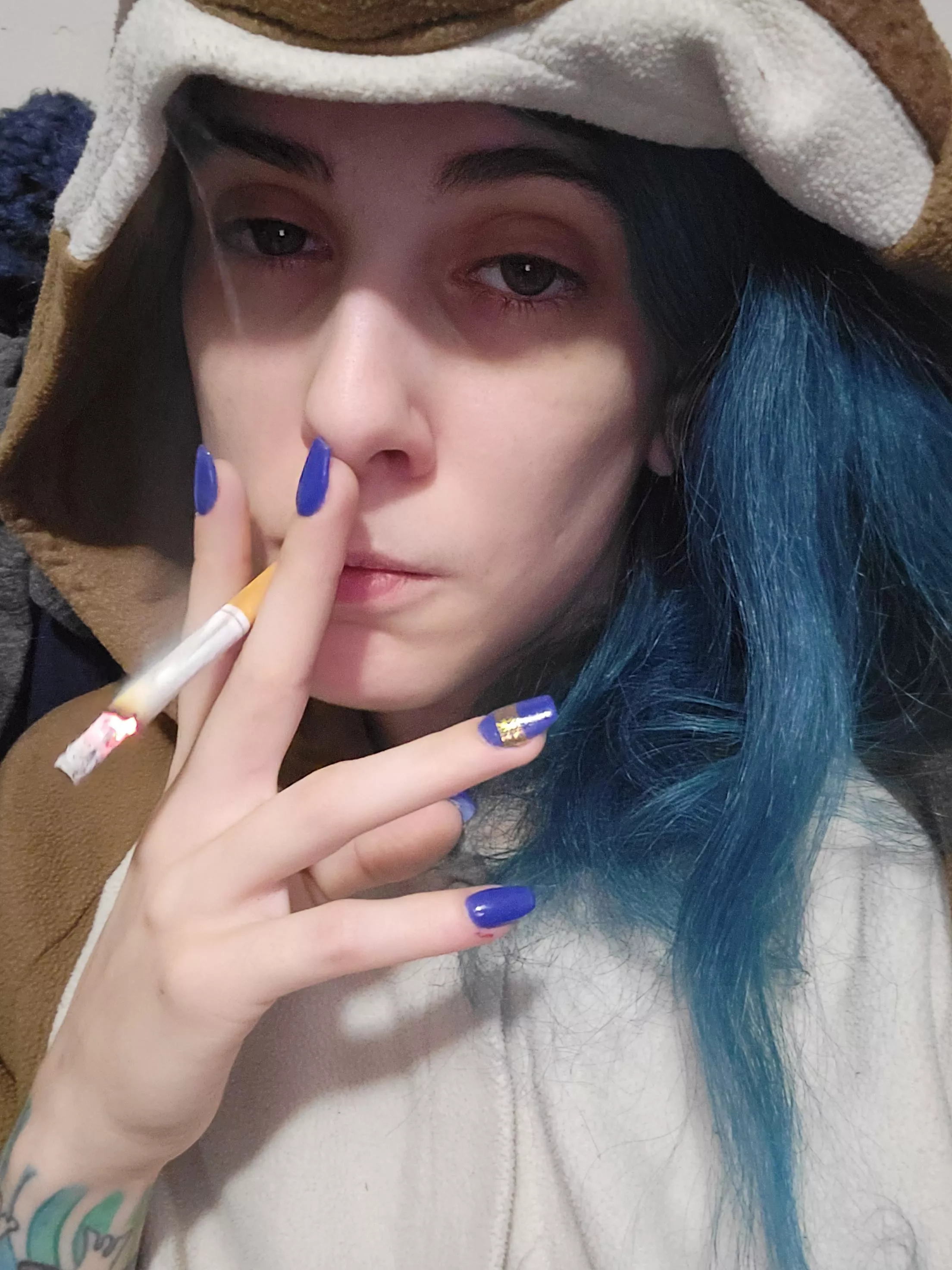 I can finally smoke cigarettes again without hacking up a lung! Still feel too crappy to put on makeup though, hope yall don't mind 😘🙈 oh, do you like my nails?? 💅 posted by Kinkylittlehippy