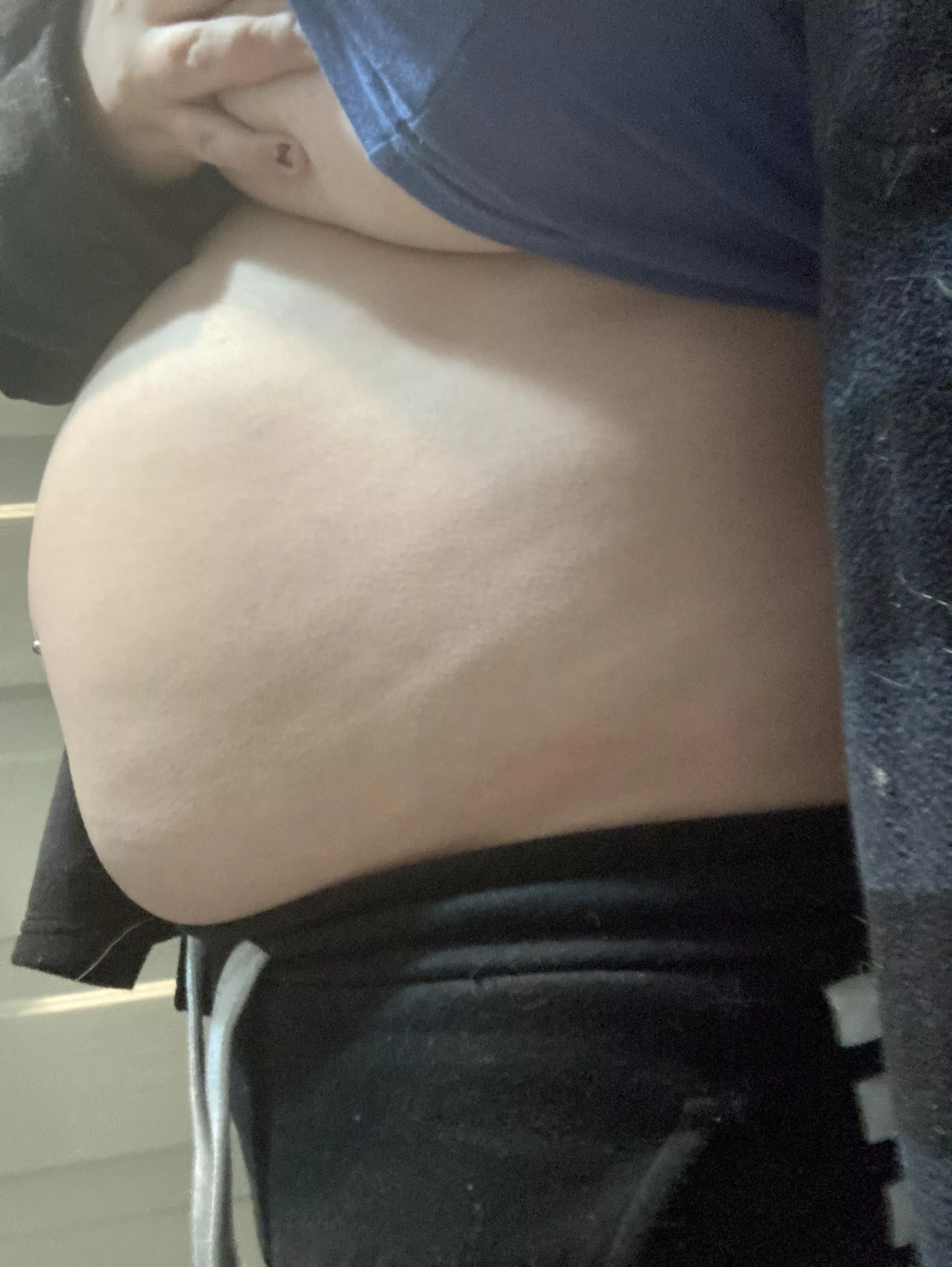 I canâ€™t believe how big my gut is getting ðŸ˜­ posted by xXbluegreenXx