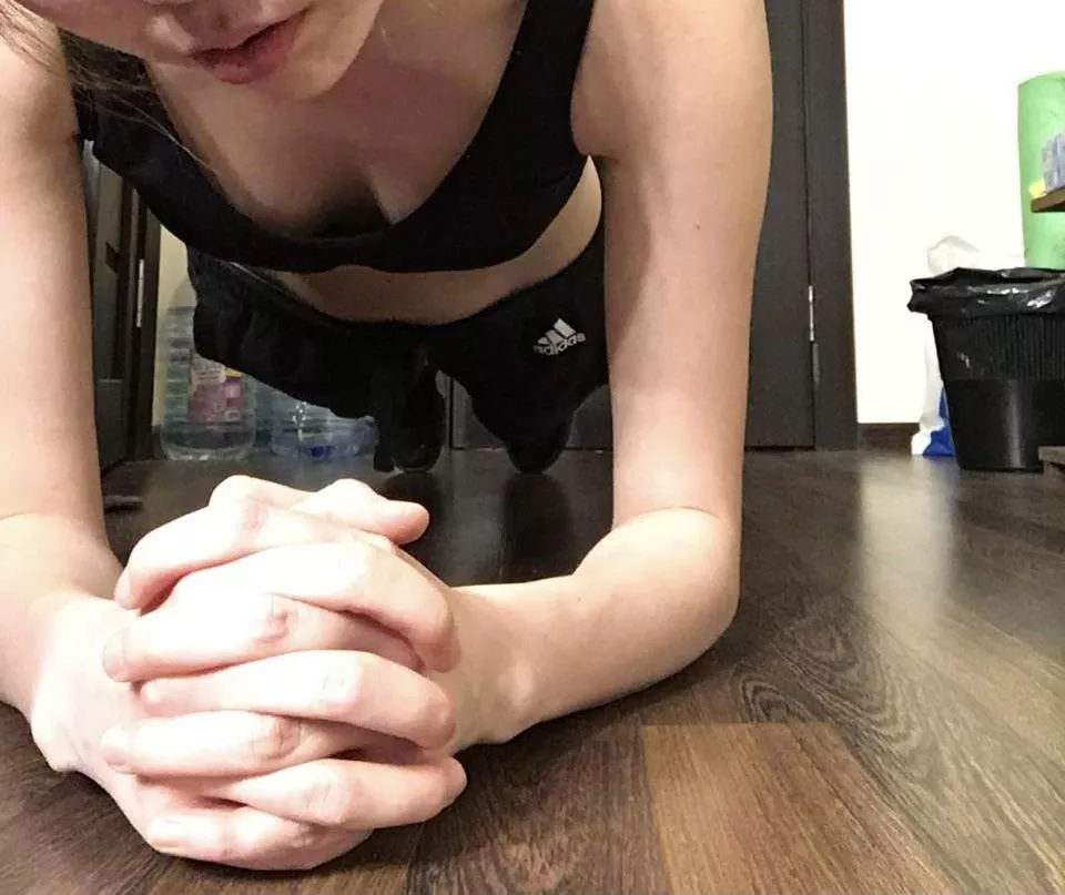 I did plank challenge for 10 mins ðŸ˜± posted by oh_danix