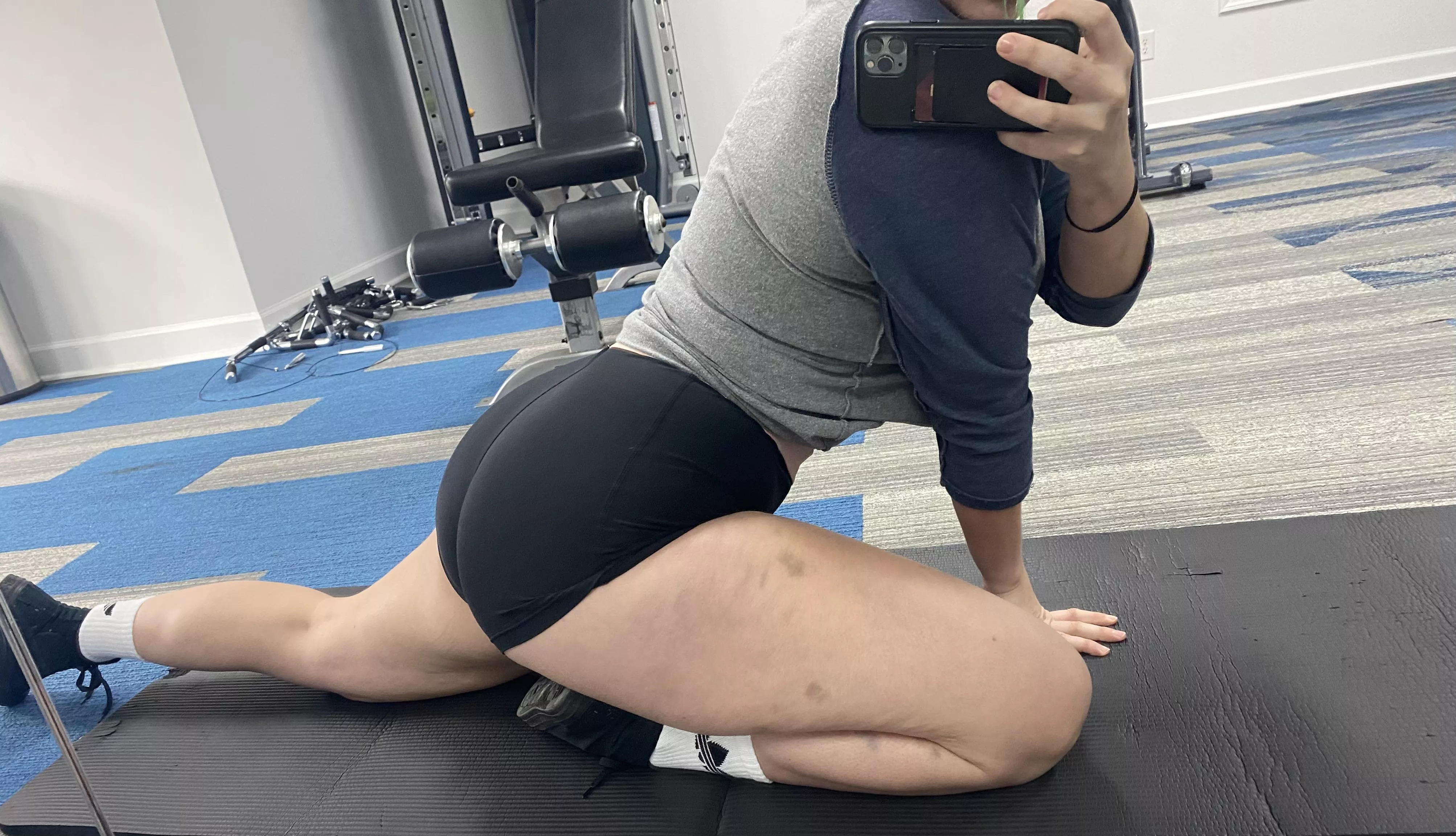 I donâ€™t have any original poses ðŸ¤·ðŸ»â€â™€ï¸ anyways I threw up from leg day today, howâ€™s your Friday :) (OC) posted by ashy_thick