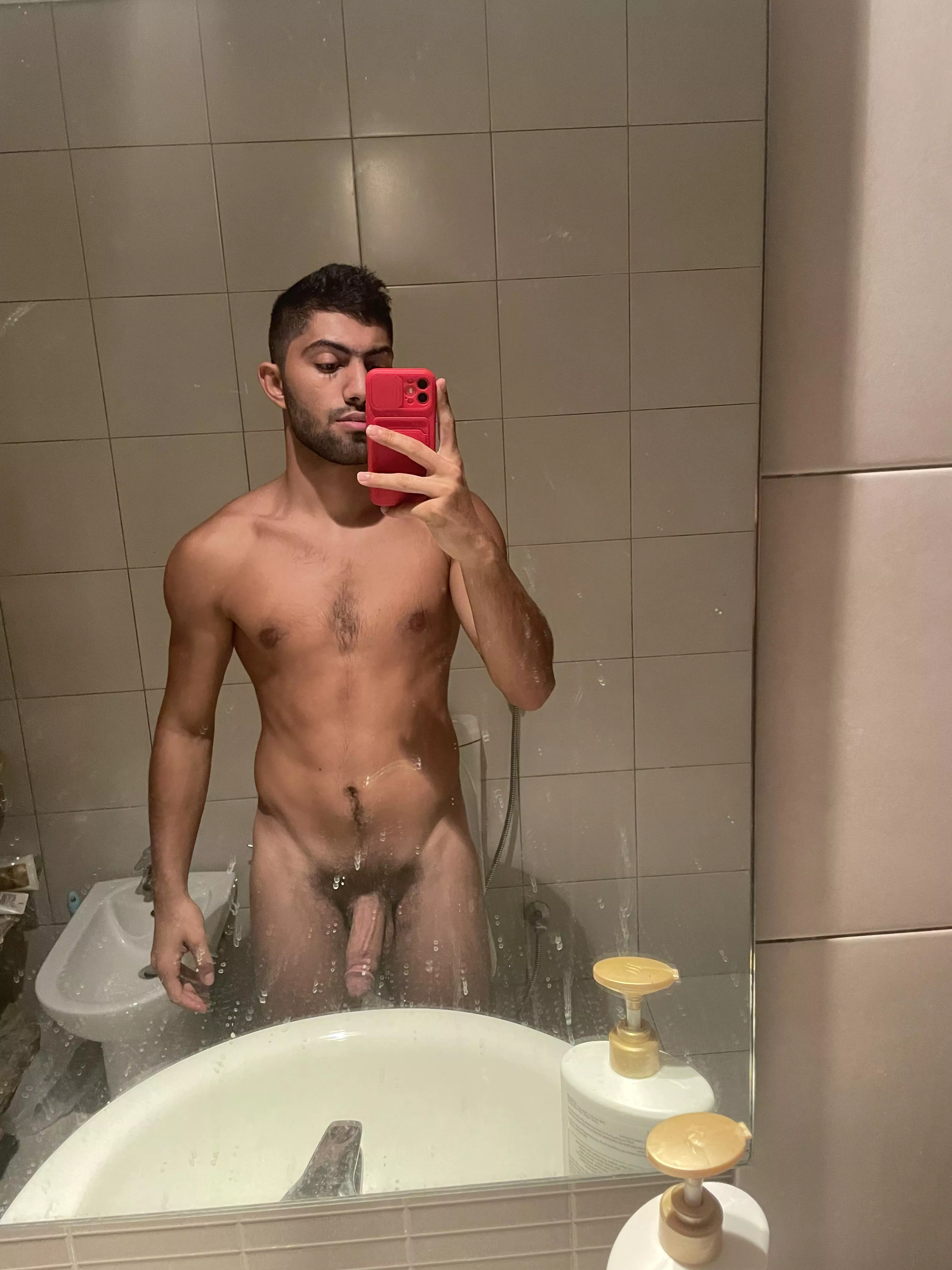 I hope this pic gets a lot of up votes. Virgin hunk, I know a lot of you won’t believe me but it is the truth. Don’t forget to tell me what do you think about the pic🥰 posted by Raed_jf