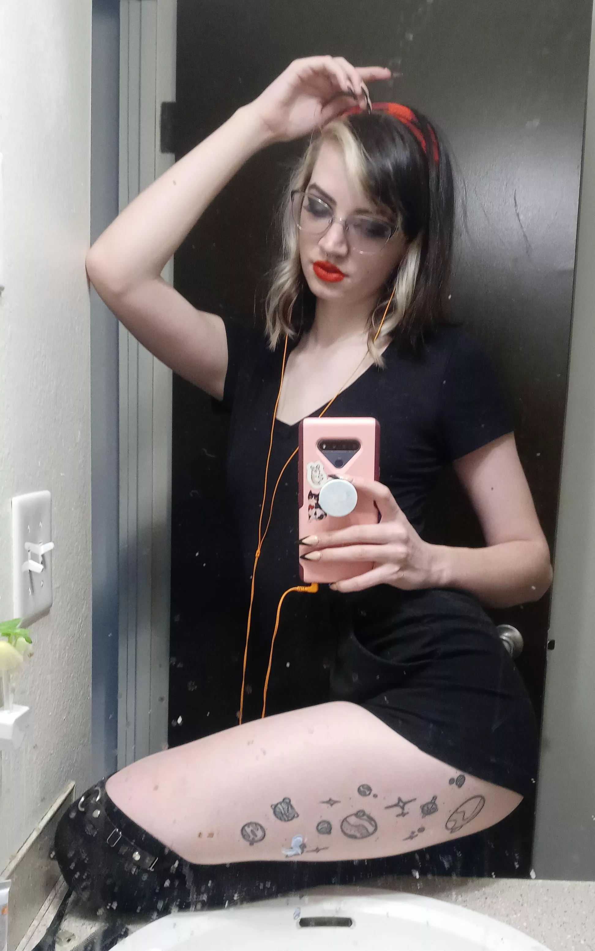 I know my mirror is dirty- Outfit for work ðŸ–¤ðŸ»â¤ï¸ posted by River-Kitty3