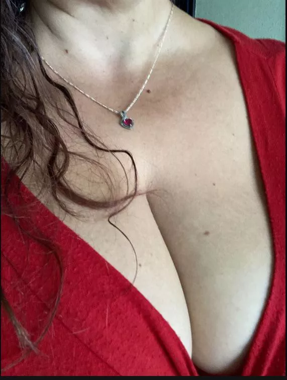 I know you usually like boobs right out, but does anyone like a bit of cleavage too? posted by smowgli123