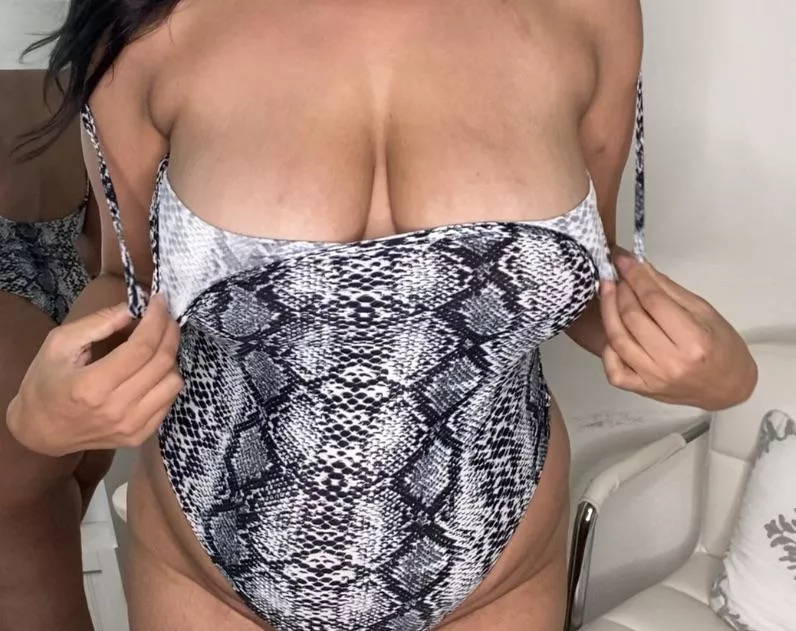 I live in bodysuits 😍😍 posted by Optimalmilf1