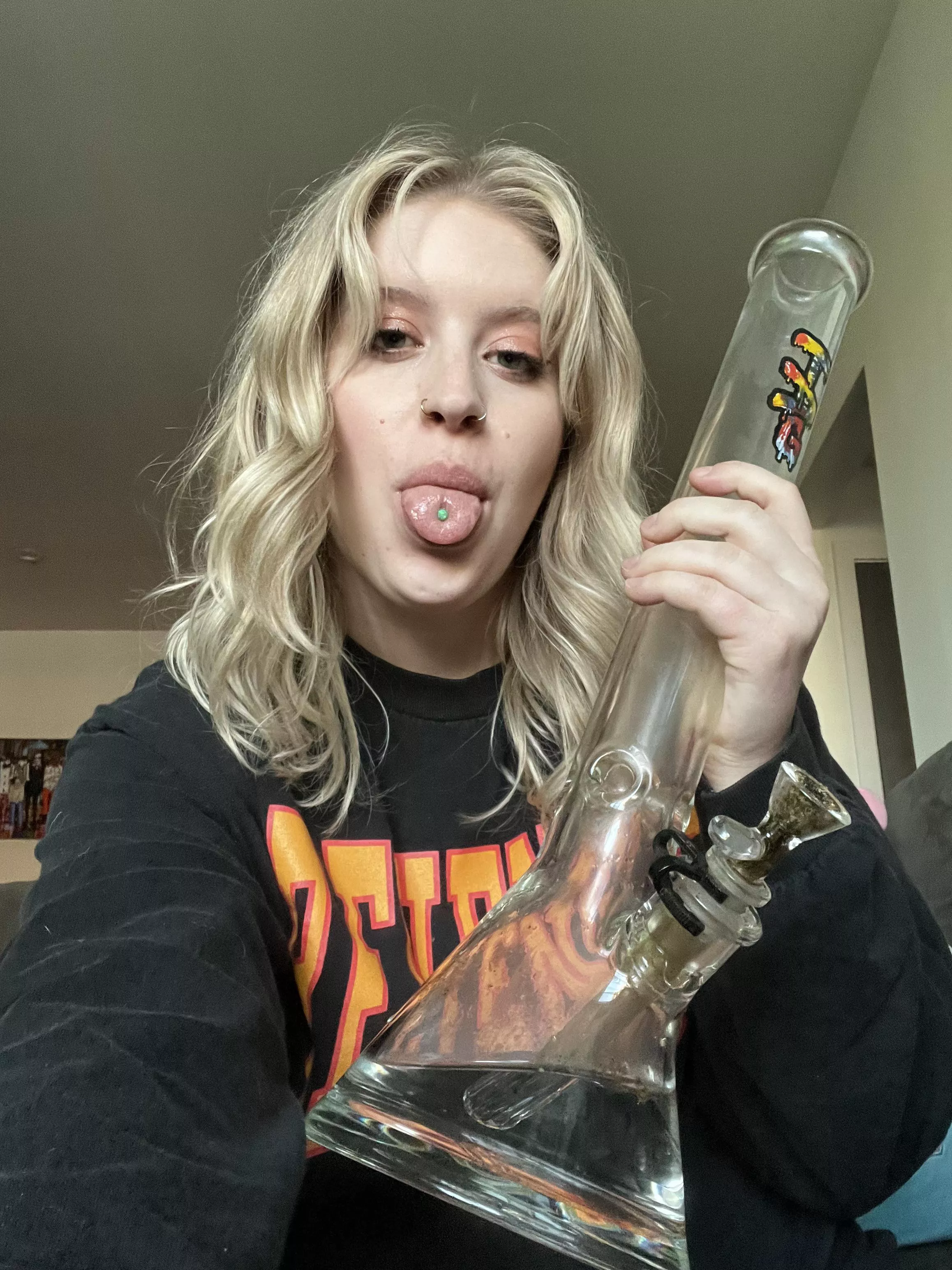 I love big bongs and I cannot lie 😇 posted by ofparkerpreroll