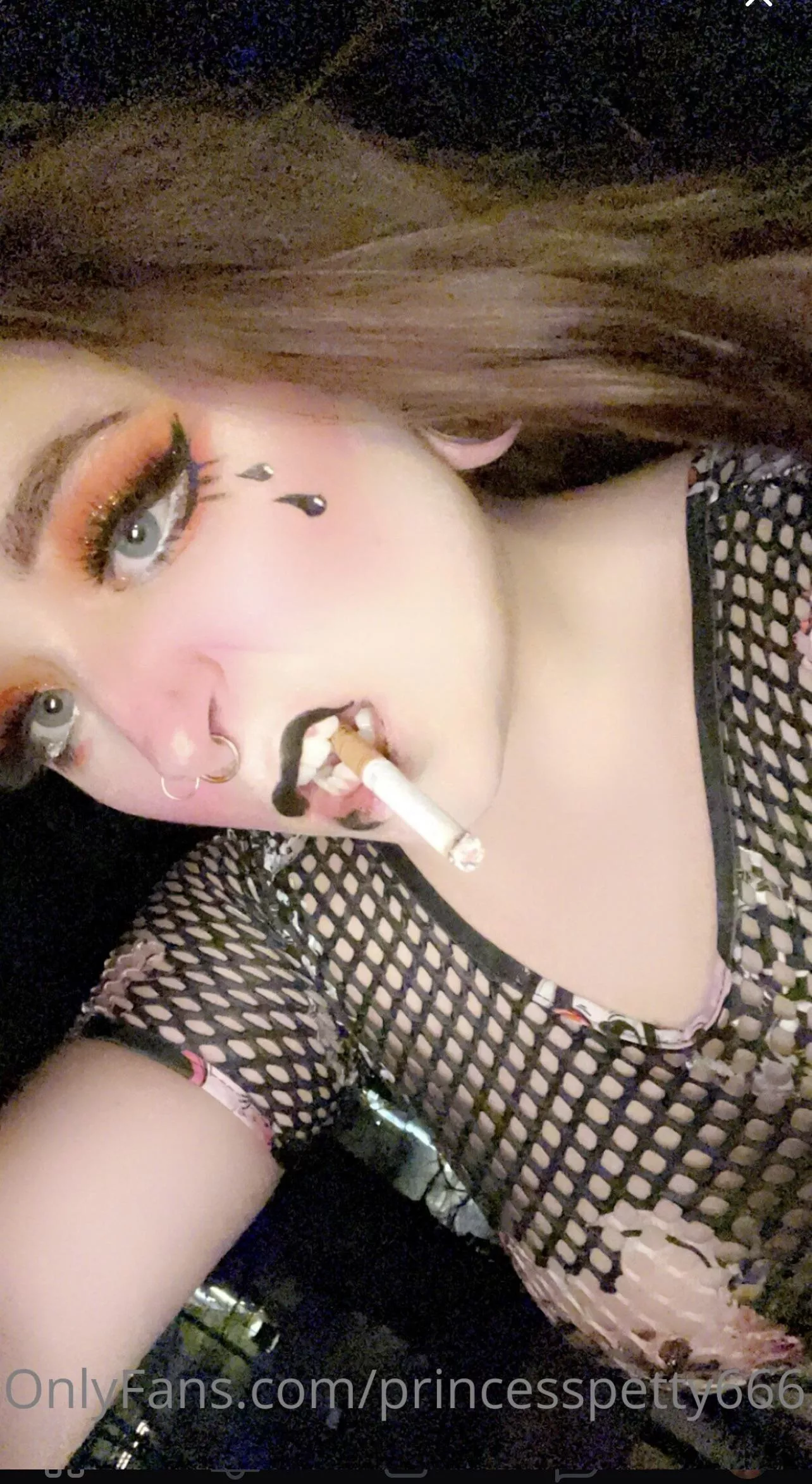 I love doing my makeup and getting sexy to smoke 🤤 posted by princesspetty669