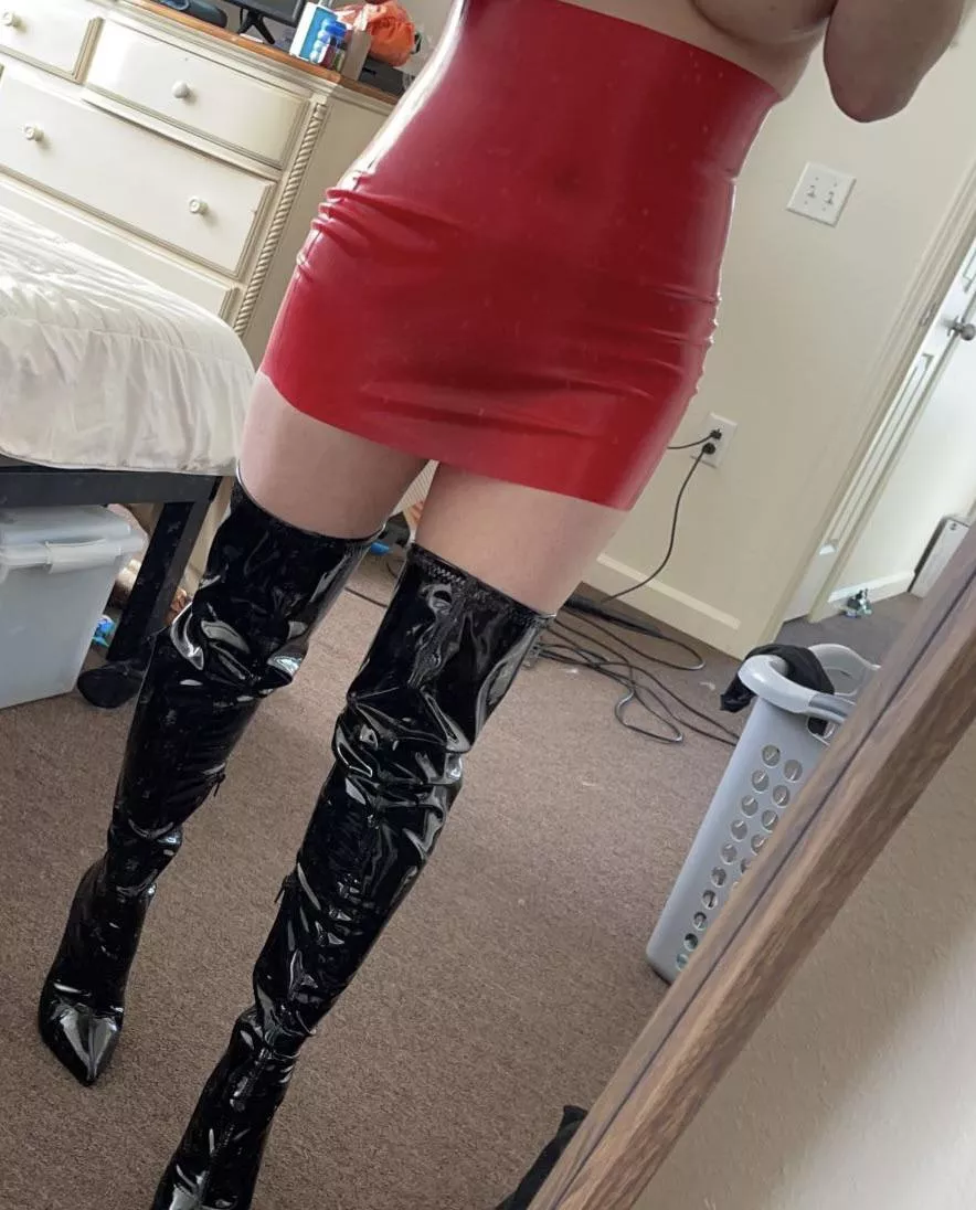 I love red latex 😍 posted by hopefulmetsfan