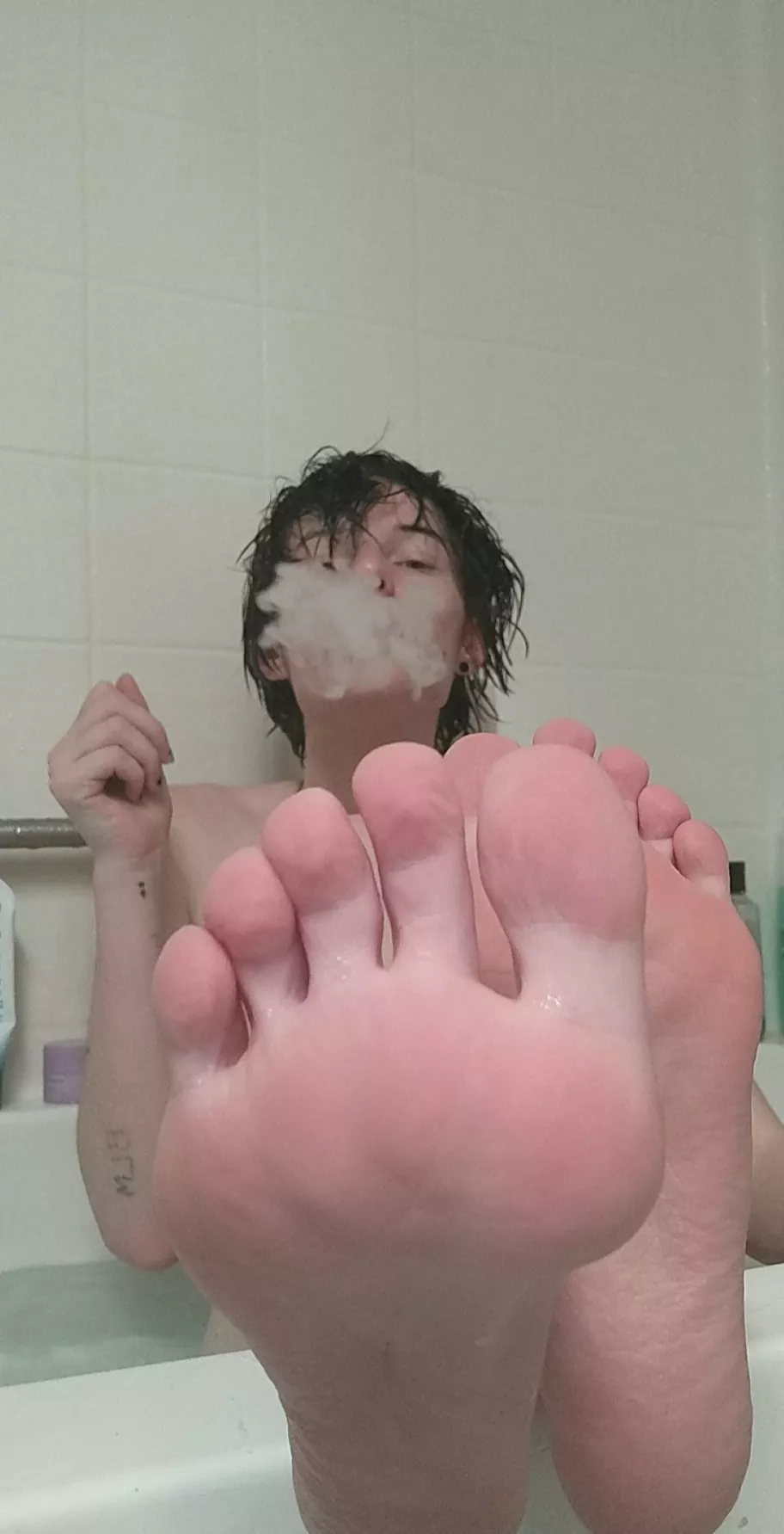 I love smoking the day away in my bathtub :) (dms are welcomed) posted by feetiecutie