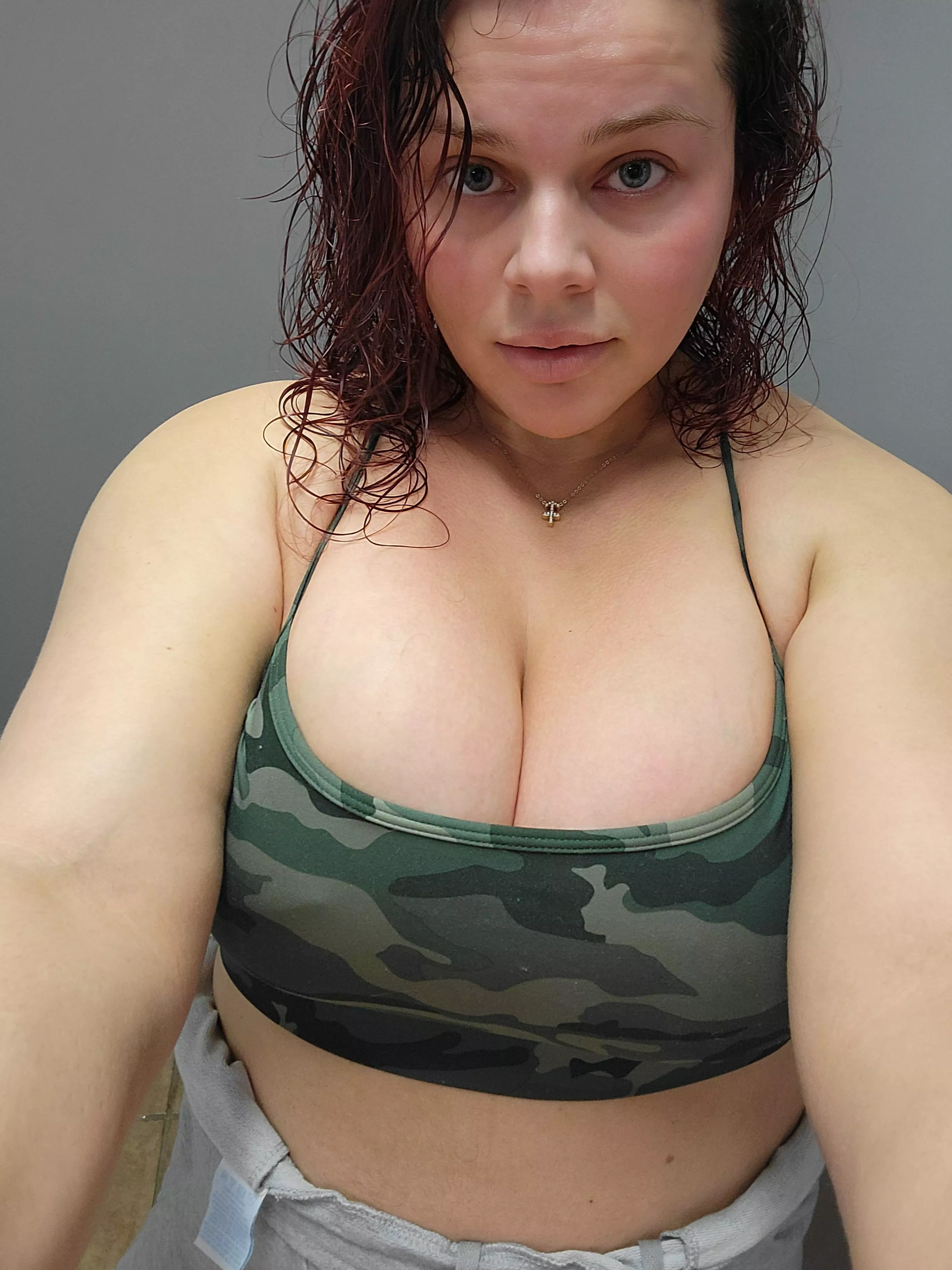 I love taking sexy pics for you mid workout ;) posted by goddesssophia1992