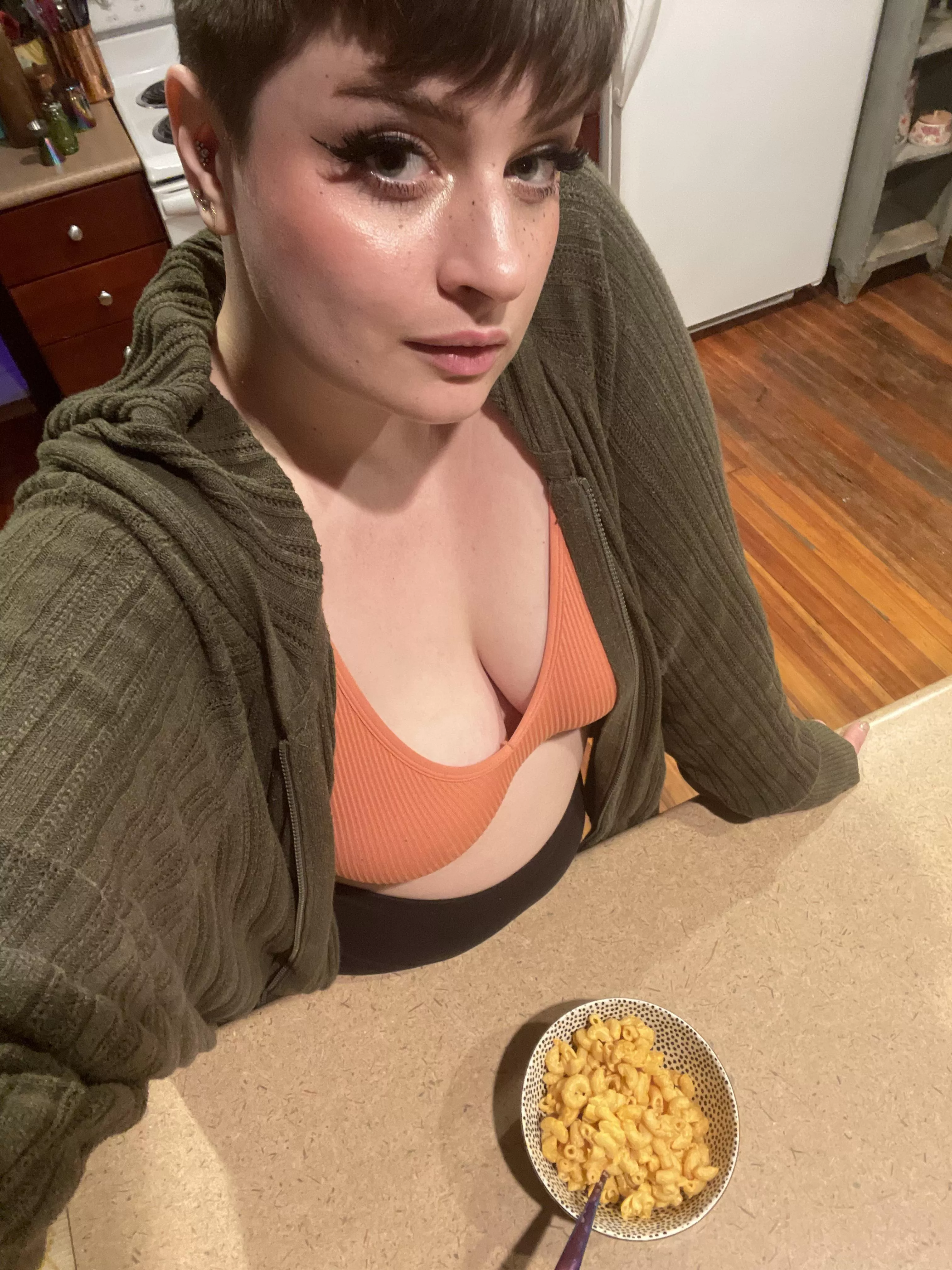 I made gouda mac & cheese and I have gorgeous juicy tits, who is trying to wife me? posted by vintage_vogue